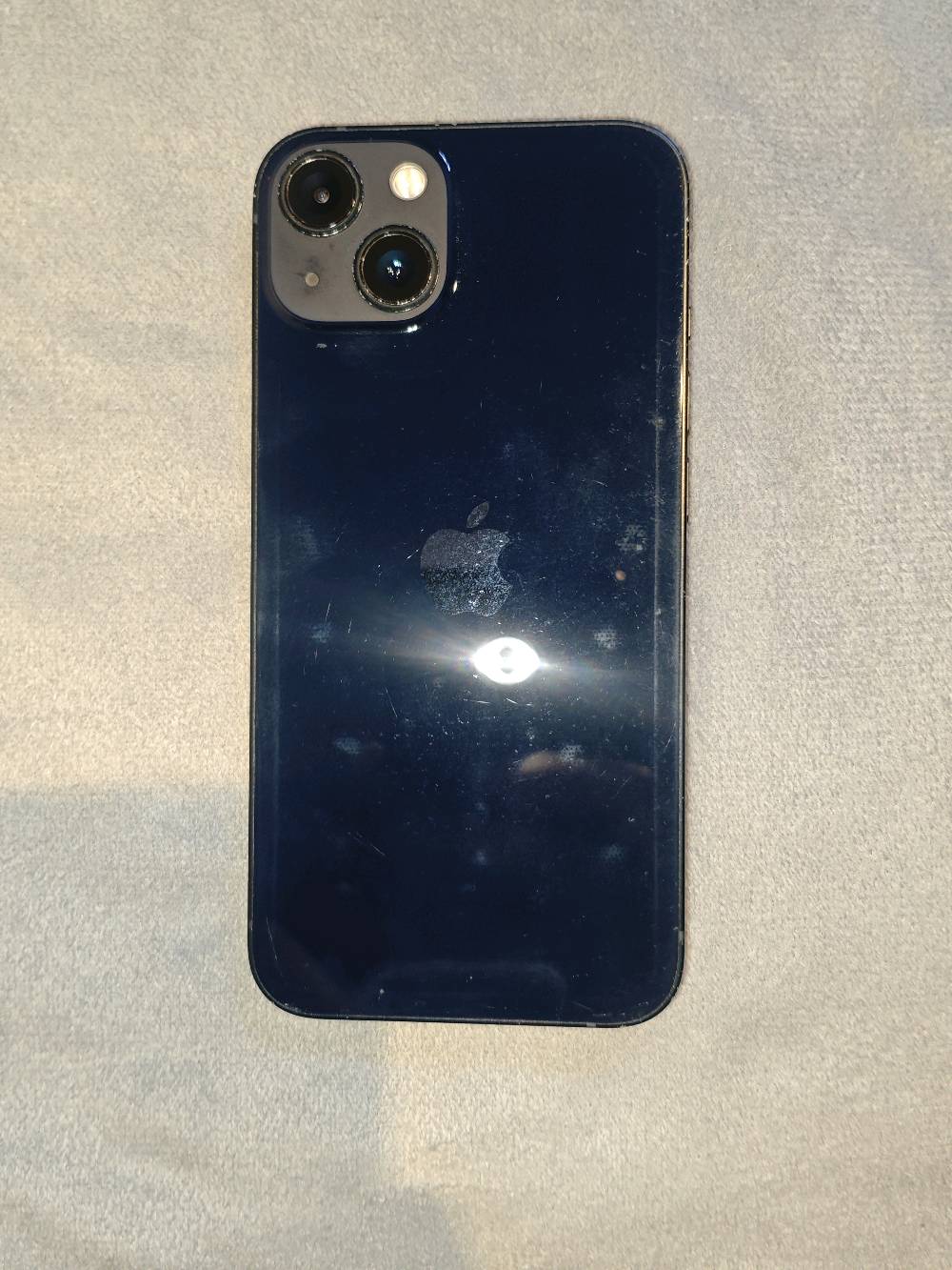 للبيع: iPhone 13 - كحلي مع الكارتونة وملحقاته

الموديل والسعة: iPhone 13 بسعة تخزين 128GB.

الموديل: iPhone 13 - النسخة الأمريكية (MLPF3AA/A)

سنة الإصدار: سبتمبر 2021.

إصدار نظام التشغيل: iOS 26.5.2.

 والملحقات: الكارتونة الأصلية + 2 كفرات حماية.

العرض واللمس: الشاشة الداخلية والألوان واللمس يعملان بشكل كامل.

الأمان: بصمة الوجه (Face ID) تعمل بامتياز وبدون أي مشاكل.

ملاحظات:
الجام الخارجي: مكسور ومفطور من الحواف والزوايا ويحتاج تبديل.
البطارية: صحة البطارية 78% وتظهر رسالة (حالة بطاريتك متدنية جداً / الخدمة).
الهيكل: الظهر نظيف، مع وجود خدوش بسيطة على الإطار الخارجي نتيجة الاستخدام.

السعر 380الف قابل التفاوض