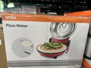 صانعة البيتزا الكهربائية (Pizza Maker) ذات القاعدة الحجرية من ماركة Anko. هذا الجهاز مصمم خصيصاً لطهي البيتزا المنزلية الطازجة أو المجمدة بجودة تقارب أفران الحجر الاحترافية في غضون دقائق معدودة.
💡 طريقة الاستخدام الأساسية:
1. التحضير المسبق: ضع الجهاز على سطح مستوٍ ومقاوم للحرارة.
2. التسخين: قم بتوصيل صانعة البيتزا بالكهرباء وتشغيلها على أقصى درجة حرارة لـ مدة 5 إلى 10 دقائق لكي يسخن الحجر الحراري تماماً.
3. الخبز: انقل عجينة البيتزا مع المكونات برفق إلى الحجر الساخن باستخدام مجاديف البيتزا المرفقة (Pizza Peels).
4. التوقيت: أغلق الغطاء ودعها تخبز؛ تستغرق البيتزا عادةً من 3 إلى 5 دقائق فقط لتصبح مقرمشة وجاهزة