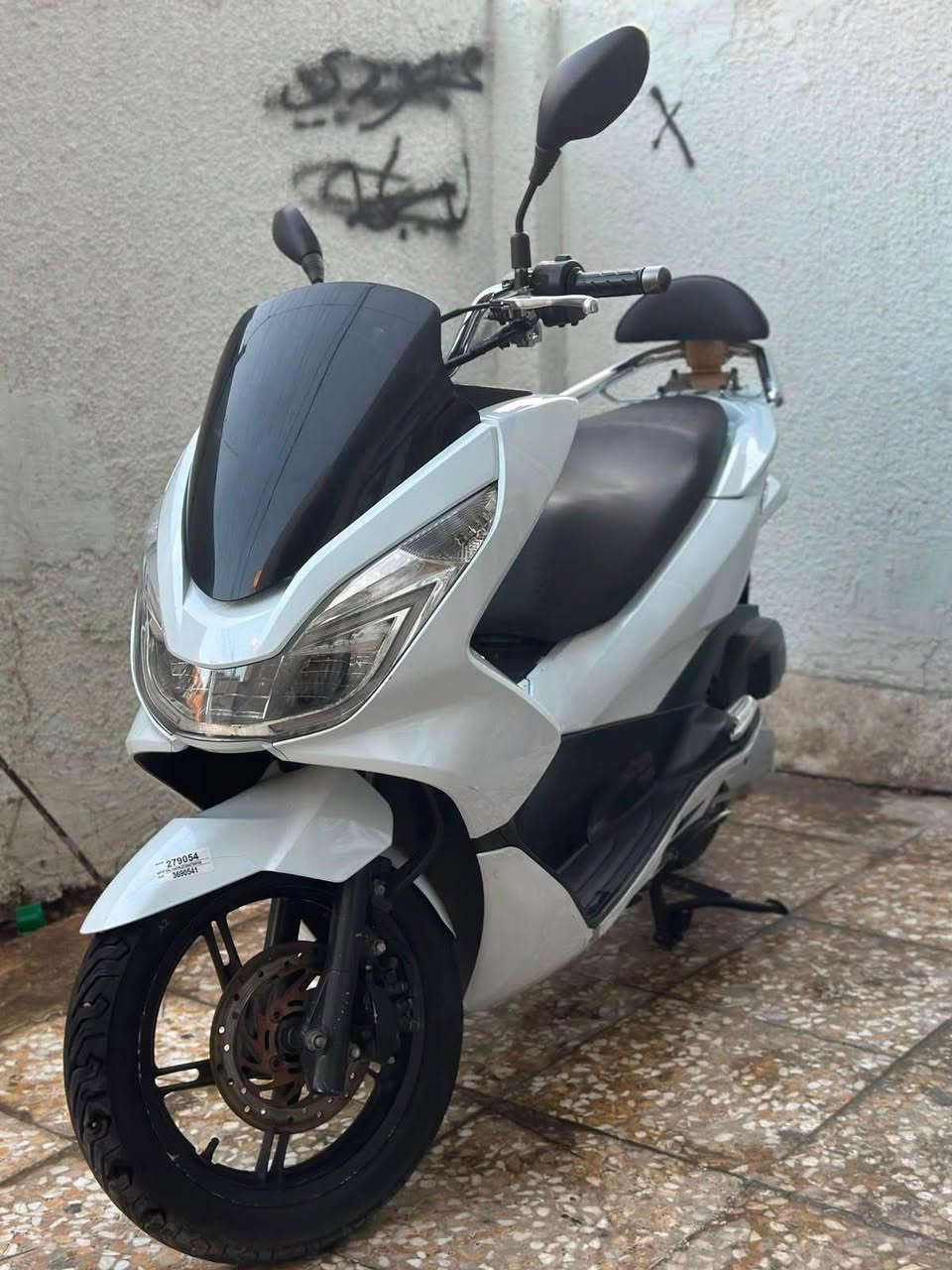 سلام عليكم بيسي اكس جيل الثاني ياباني 
السعر 1600وبيه مجال حك الجيه 
رقمي *********** بغداد, العراق
