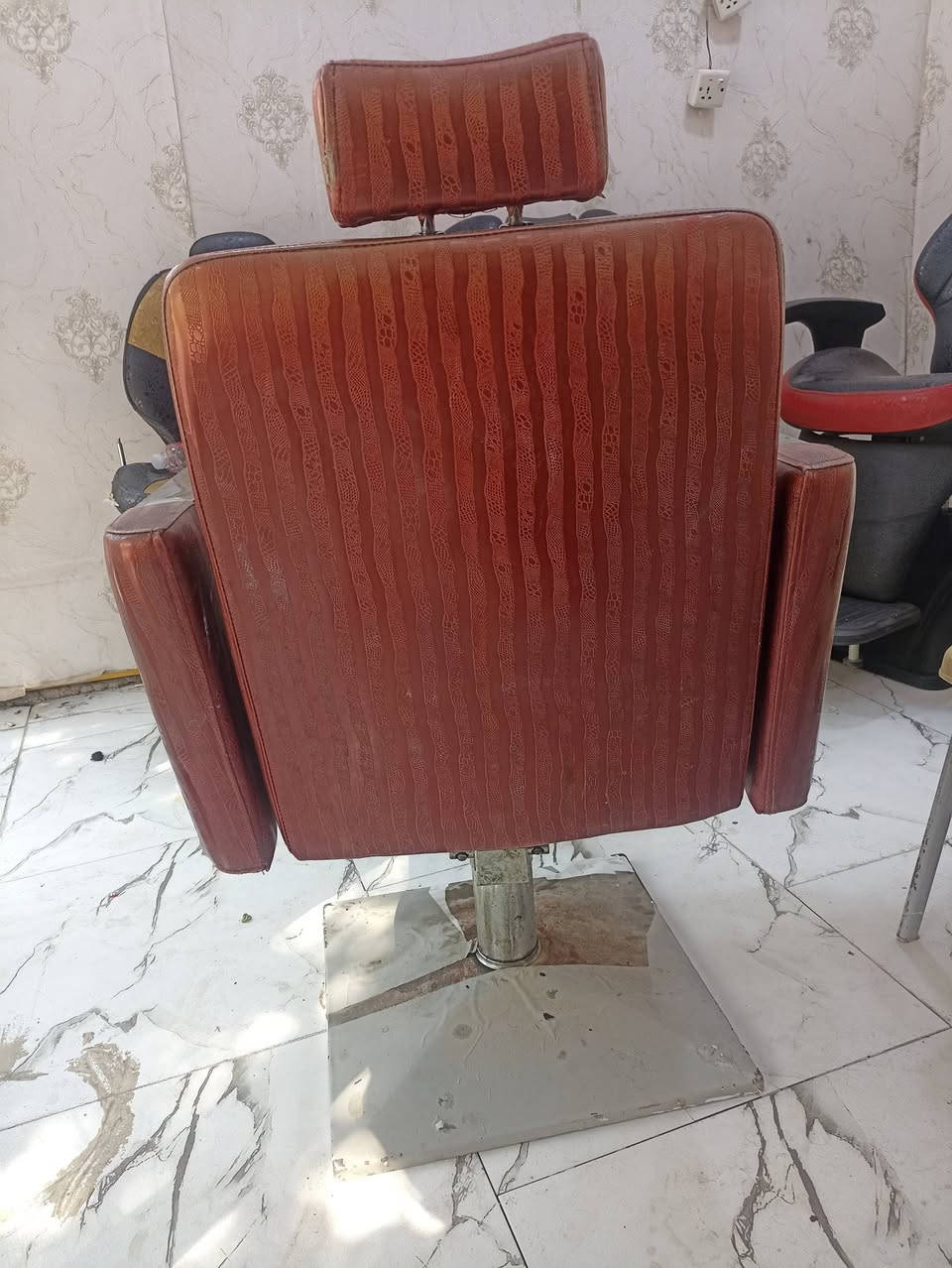 كرسي حلاقه للبيع سعر 100كلشي شغال مابي اي عطل
