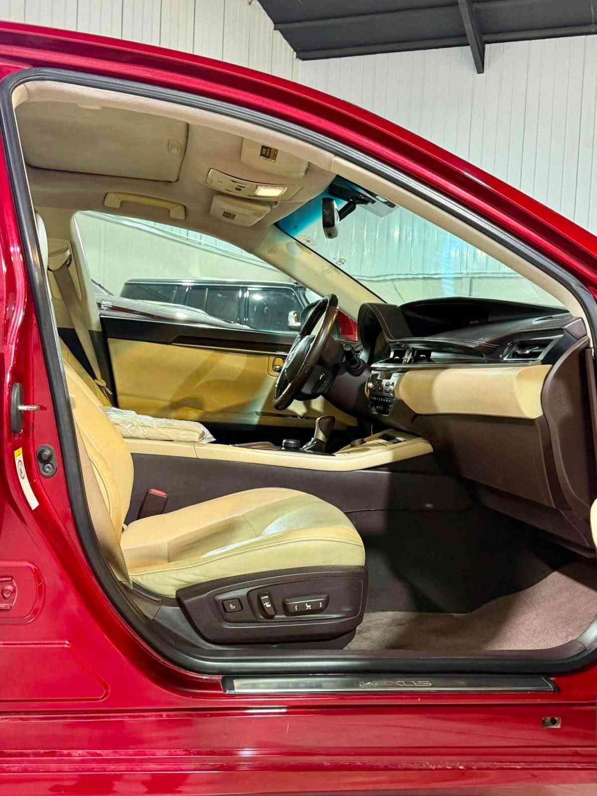 ﷽
                                                 LEXUS ES350 2016
◽️ليگزز ES 350 موديل 2016 فول مواصفات
🔹لون مميز ( ماروني ) 
        ~~~~~~~~~~~~~~~~~~~~~~~~~~~~~~~~~
مكان🌇: سليماني               
سعر💵: 158$🔐
 ☎️موبايل / ***********
                   *********** واتساب
        ~~~~~~~~~~~~~~~~~~~~~~~~~~~~~~~~~
◽️محرك V6 3.5L سته سلندر
🔹گير و محرك بشرط مامفتوح ✅
بدون صوت بدون صرف و خلل بشرط فحص
🔹ماشيه 80 الف حقيقي📦✅

▫️بيها {{ بنيد و نص قبغ جنتة صبوغ }} بدون داخل❌
🔹سيارة جديد حيل حيلوة نضيفة📦

◽️مواصفات
{{ بصمة - فتحة - داخل بيجي و قهواي  - رادار أمامي و جانبي   - كشنات جلد - كشن تتفيىة و تبريد - كشن و ستيرن كهربا - كشن خزن  - شاشة - ماوص - تبريد مركزي - نيزامي أيكو - نيزامي سبورت - لايت ليدو زينون - مراي شفت - ڤوليوم - بلاجكتور - بعد هواي مواصفات }}

◽️اربع تاير و ويل بيلادي جديد بدون مصروف
🔹نظافه ١٠٠٪؜ كامل سيرفس بدون نقص و بدون مصرف
🔹بسميً السنويه بشرط تحويل و خرامه
🔹سنوي و رقم و هزة كلها جديد
سياره مابيها دينار مصرف كامل من كل نواحي

نفسي يوم /تحويل و كاله حاظر
مكان / داخل سليمانيه🌆
        ~~~~~~~~~~~~~~~~~~~~~~~~~~~~~~~~~ السليمانية, العراق
