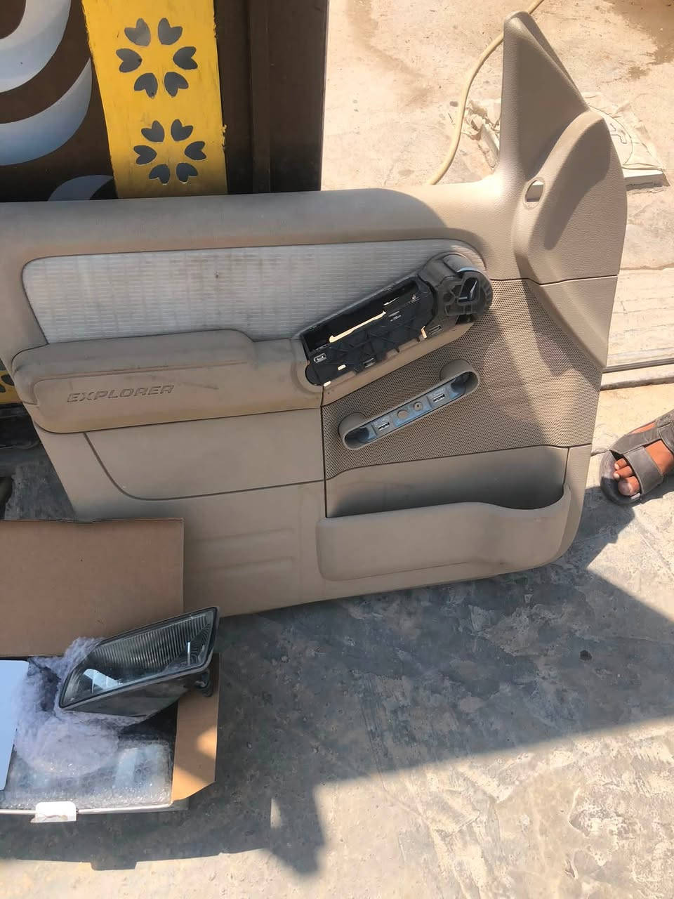 السلام عليكم  اغراض فورد موديل ٢٠٠٩ مشط وبطاين ومازداة ومسجل وبعد وياهن شغلات عنوان كربلاء ***********
