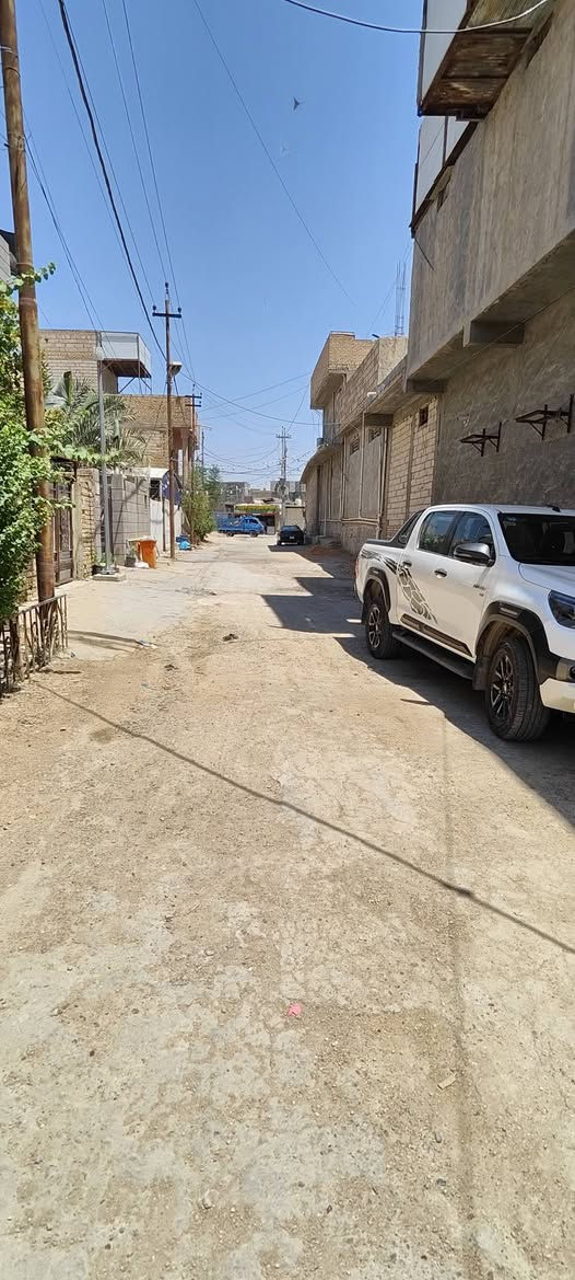 ياالله بيت مساحه 200مترطابو زراعي سند 25 تحويل سهم 
يحتوي على غرف نوم 5وستقبال ومطبخ وصاله وصحيات داخليه وخارجيه وگراج سياره خدمات كامله العنوان طوريج خلف ابو هاشم   
معروض لدى مكتب بيروت للعقار الكائن في طوريج حي الجمعيه  
لاستفسار ***********++***********
