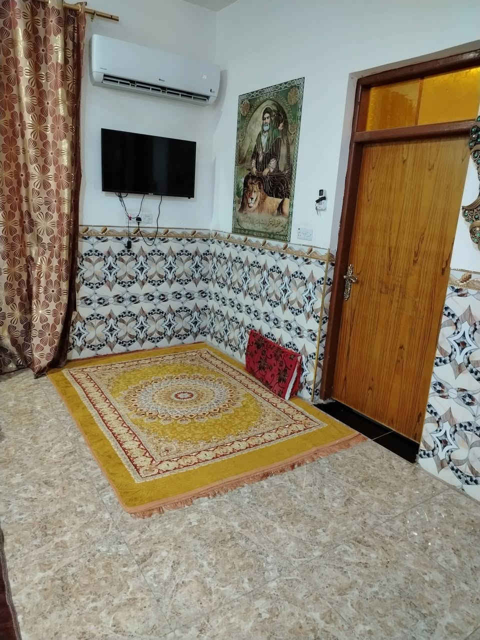 سلام عليكم 
بيت للبيع طابقين حي الجامعه 
الطابق الارضي كامل ونظيف مثل ما موضح بالصور
غرفتين نوم ومطبخ واستقبال وصالة 

الطابق الثاني ٣ غرف 
وصالة وحمام  
 نقص  بياض وسيراميك 

الاتصال على الرقم 
***********
