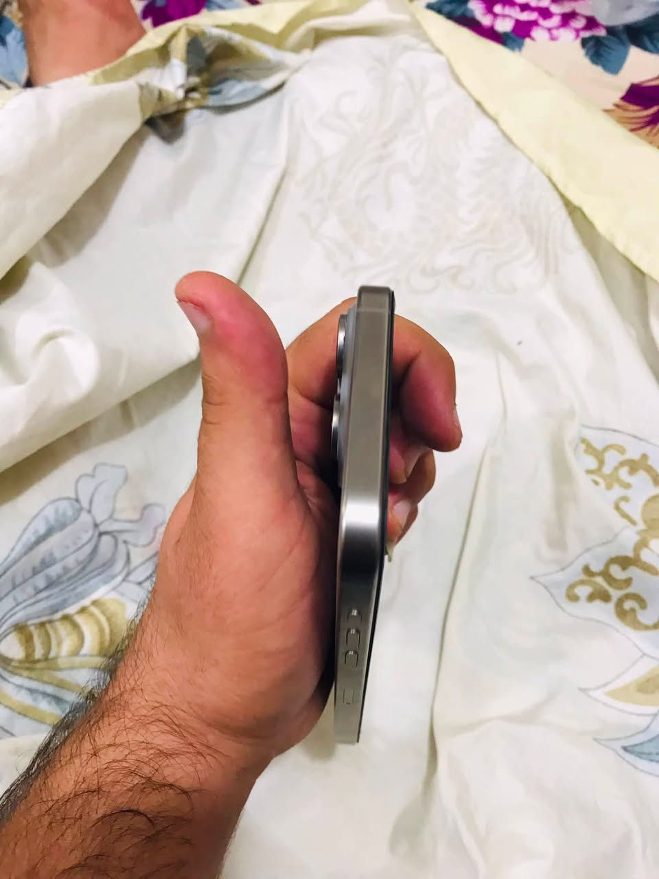 سلام عليكم أيفون 15برو ماكس للبيع  سعر 700تليفون نضيف مال بيت امبدل فقط شاشه وا بيه فطر ما مثر عل اي شي شاشه احسن نوعيه بل سوك تليفون جديد معنه كلمه بطاريه 80
عنوان بغداد بلديات ***********
