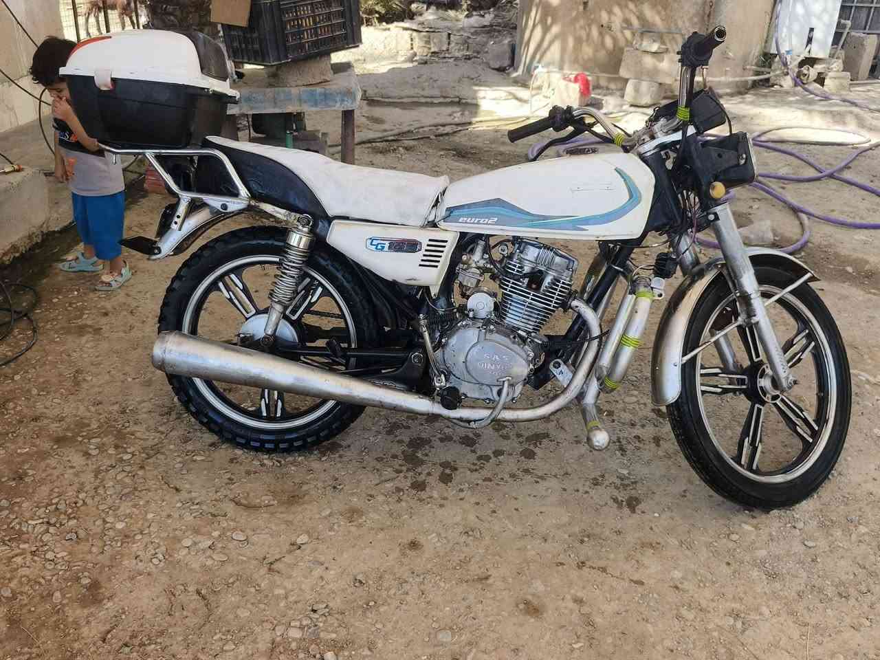 السلام عليكم 

ماطور شغال كامل بس يعوزو سايق 
موديل 19 السعر 300وبي مجال 
***********
