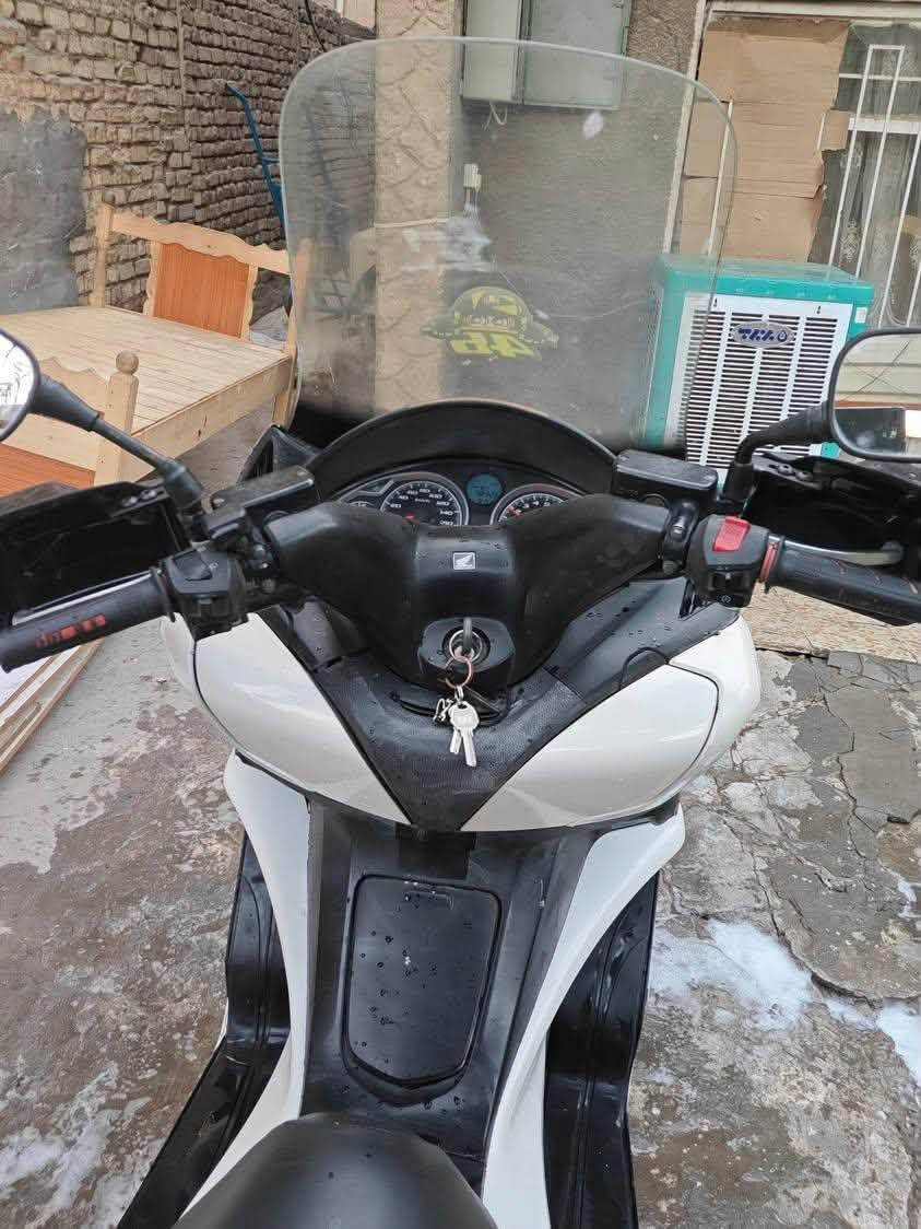 سلام عليكم شباب سلفر جيتي مكينه 400
دراجه خير من الله لا حماوه ولا شي 
مكينه كفاله برغي مامفتوح بيهه
حساس ستان اوفر كله شغال 
كهربايات كلهه شغاله 
سعر 14 وبيهه مجال قليل كلش 
الرقم ***********
