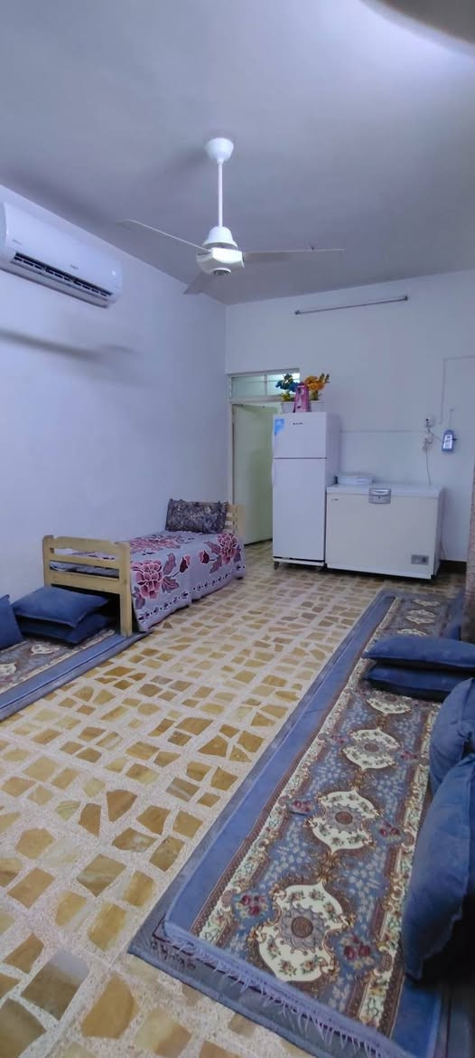 🏠 بيت للإيجار في حي الانتصار – شارع 20

📍 موقع مميز وقريب من المستوصف الصحي وجامع خلفاء الرسول
📐 مساحة البيت: 100 متر
🛣️ عرض الشارع: 20 متر

🔹 يتكون من:
• استقبال
• مطبخ
• هول
• غرفة نوم
• حمام
• صحيات خارجية
• بيتونة

📡 يتوفر فوق البيت منظومة إنترنت مع نت مجاني.

🎓 قريب من جميع الخدمات التعليمية، حيث تتوفر المدارس الابتدائية والمتوسطة والإعدادية بالقرب من المنزل.

💰 سعر الإيجار: 300 ألف دينار — قفل

📞 للاستفسار والتواصل:
***********
