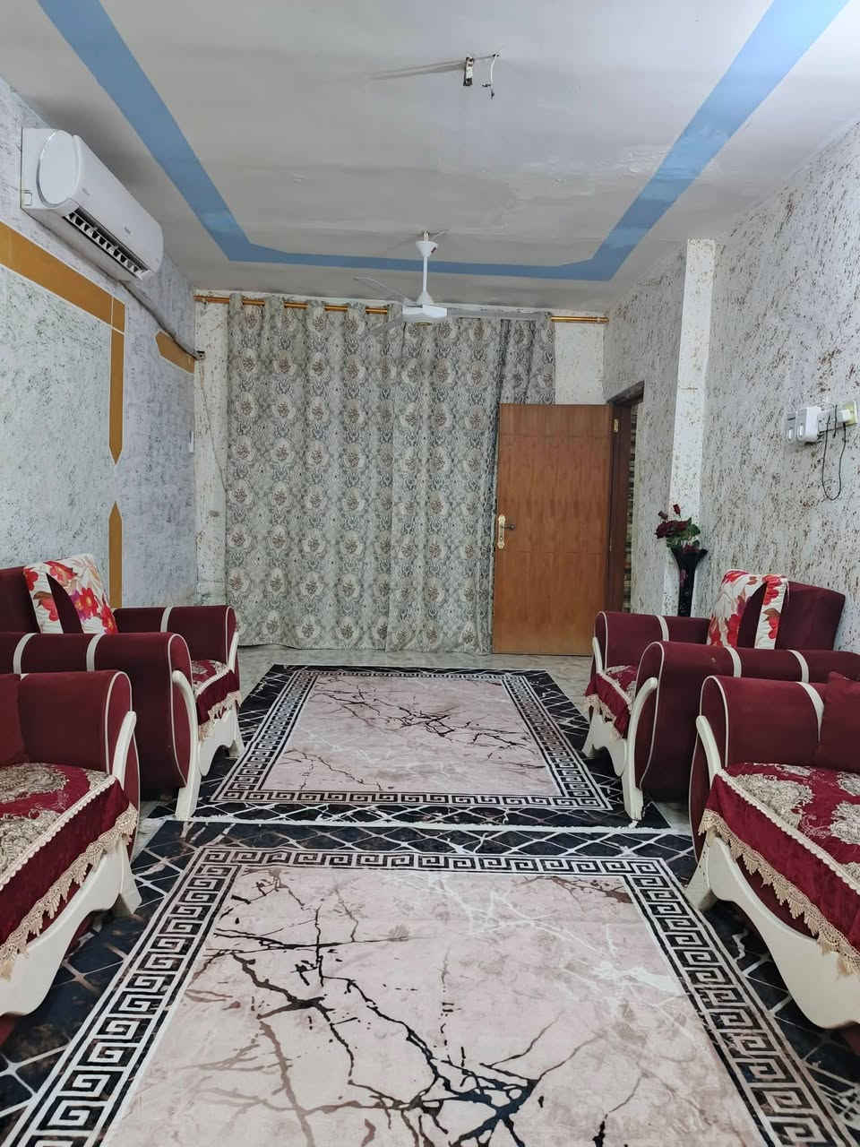 السلام عليكم دار للبيع المدائن الجعاره مقابيل معمل حليب شارع دهش او قحطان المضمد المساحه ٥٠٠ متر واجها ١٠_نزال ٥٠ 
قريب على الشارع العام /يحتوي على استقبال _غرفتين نوم _صاله + صاله درج _مطبخ گراج كبير _حديقه اماميه_ وحديقه خلفيه_ البيت عگاده _بناء قديم_ ماء _كهرباء_شارع تبليط. 
جنس العقار طابو زراعي سند ٢٥ تحويل محكمه. 
للأستفسار خاص. او اتصال ***********
