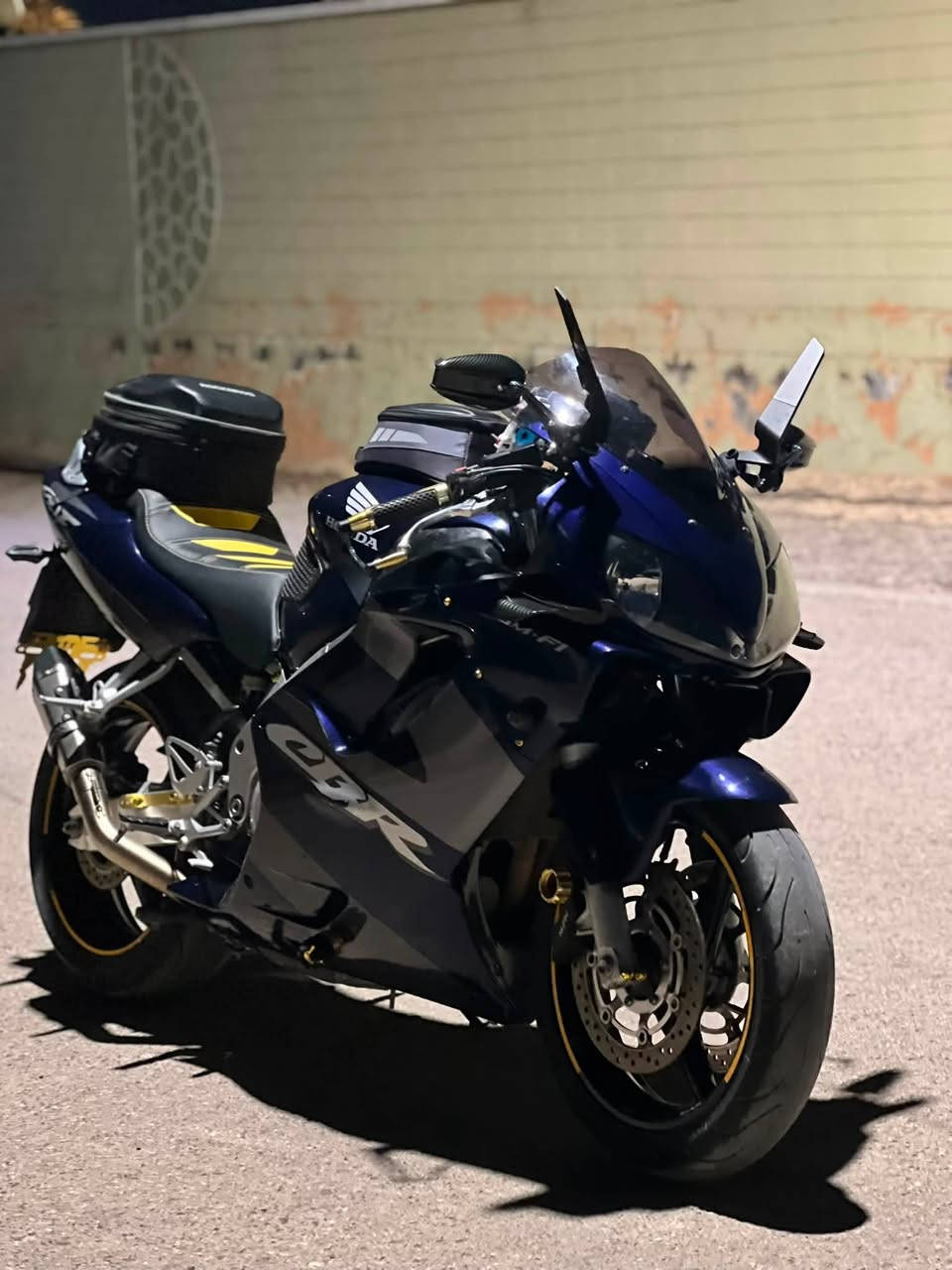 دراجة هواند 600 cbr لون حبري بدون رقم بدون اوراق مكفولة انتربول او طلب او عشائرياً او سرقة
مقاطع كاملة للدراجة و للغراض موجودة الي مهتم يتواصل  
2006 
كفالة عامة من التاير للتاير 
على وضع الشركة ماشية 10 تالاف اخت الزيرو 
عليها اضافات هواي 
جنط ثنين مغناطيس قوي و ثانية مشدودة بالكشن 
مري h2 كاربون  + مري الكاربون + مري الدراجة موجودة 
زعانف كاربون 
يدات الاصلية موجودة مغيرها بلون ذهبي 
واقيات يد خارجية كاربون مطعم بذهبي 
الكشن مدوشم بلون اصفر 
قاري فولتية 
ستاند مانع اهتزاز
شاشة دراجة 
قاعدة رقم خلفي لايت 
سلايدرات زوجين 
كزوز رياضي وياها sc 
وكزوز الي عليها رياضي كاربون مع كاتم 
الغراض الي خارج الدراجة تاخذها من تشتري الدراجة 
كامرة سبورت 1080 + مري الدراجة الاصلية + يدات الدراجة الاصلية + سلايدرات زوج ذهبي + لواصق ويل + مساعد ستيرن ذهبي + ستاند متحرك حر + اشاير + كزوز sc + ستاند تلفون رگبة + الخوذة gike مع كامل الملحقات + قبضات تانكي ثنين ذهبي و ازرق 
الدراجة نظيفة بمعنى الكلمة ومابيها اي مشاكل تجي تجيب وياك الف فيتر تفحص و تفحص طلعات محافظات 

مكان الدراجة الانبار 
السعر على الرقم 
واتساب ***********
اتصال ***********
تاخذ الدراجة تفحص وين ما تروح و تخابرني اي مشكلة بالدراجة فلوسك ترجع لك 
سبب البيع الدراجة ما جاي استخدمها لان اخذت سيارة
