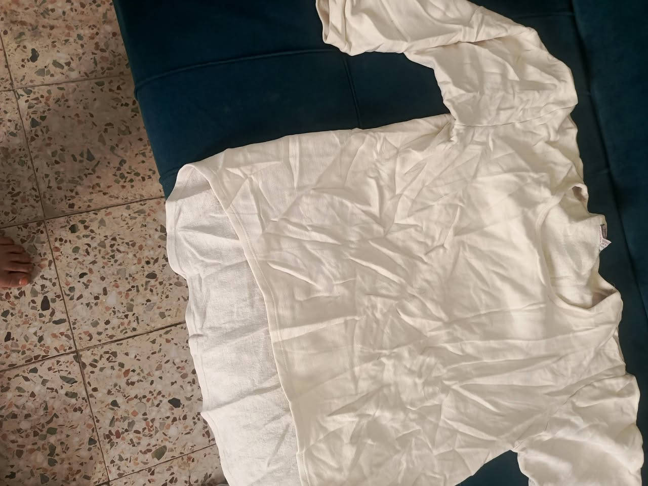 شليف ملابس للبيع  تراك اطفال درزن مشكل قميص 5قطع كيمونه اطفال 8قطع  روب نسائي 40قطعه  تراك ترهيم 4  بجاين نسائي 7 تشيرت 5قطع  هذا نموذج منهن شليف  يحتوي اكثر من 100قطعه بي جديد وبي مسخدم سعر 50 اتواصل ***********
