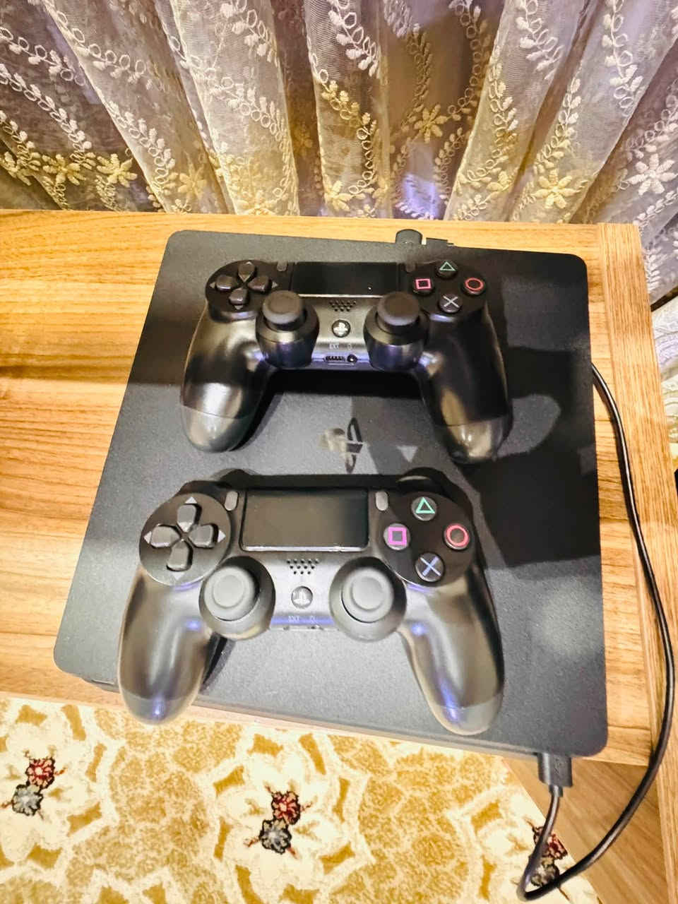 بلي ps4
مهكر 
المساحه 1 تيرا 
يحتوي على 2 جوستك
نظيف مامفتوح 
السعر 370 وبي مجال 
العنوان اربيل قرب القريه الايطاليه 
لاستفسار ***********
