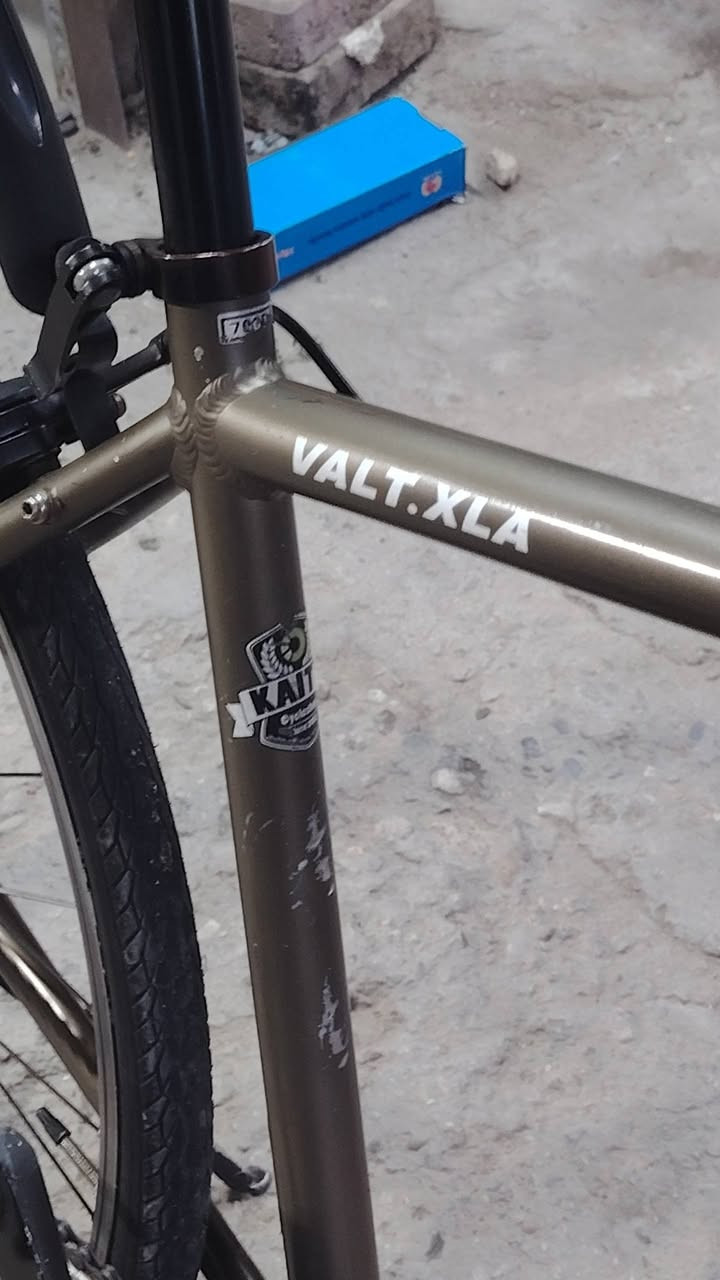 🚲 للبيع: بايسكل c700 ماركة (VALT.XLA) أصلي - بحالة ممتازة🟦
(Mountain Bike) هاردتيل.⛰️

 (الفريم): ألمنيوم خفيف جداً وقوي (Aluxx Aluminum)، تصميم هيدروليكي مريح للمسافات الطويلة.✅

(الإطارات): تايرات أصلية ماركة Maxxis (ماكسس)✅

ويلات ألمنيوم  (Giant GX28) قوية وتتحمل الصدمات.✅

منظومة سرعات متعددة (شفترات شيمانو) مع دنديل ثلاثي أمامي يوفر سلاسة تالية🟥

حجم(27.5)

العنوان بغداد مدينة الصدر

للتواصل ***********
