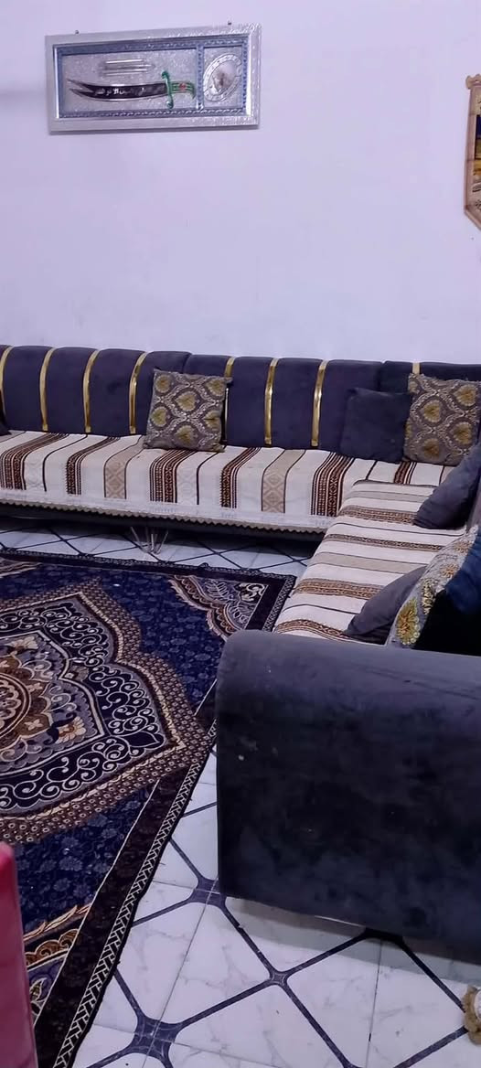 بيت البيع ٥٠ متر طابقين غرفه وصاله مطبخ وتخاريج 
طابق ثاني غرفه صاله وسطح 
شارع المطحنه قريب ع الشارع العام مقابل قريه الغدير خلف الصيدليه 
بناء حديث صب كونكريت 
تانكي ماي 
سخان 
واير مولده 
السعر ٢٧ وبي مجال قليل 
***********
