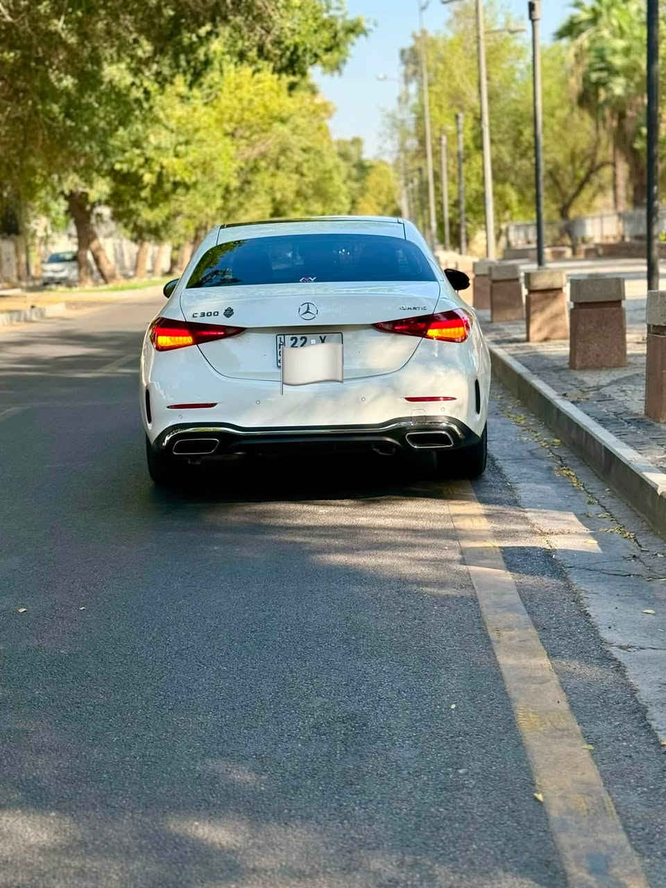 🚗 للبيع Mercedes-Benz C 300  2024 🚗
بيع فقط بدون مراوس 
رقم الشاصي والسونار بالصور
📍 الموديل: 2024
📍 المسافة المقطوعة: 40 الف كيلو متر
📍 اللون الخارجي: أبيض
📍 اللون الداخلي: أوف وايت مع إنارة داخلية مميزة
📍 الداشبورد: مطعّم بالصاج الملكي
🚫 الحادث تبديل باب الصندوك بلادي نفس اللون وبارد بالجاملغات الخلفية والبنيد صبغ
🚫 السيارة بدون ايرباك 
✨ مواصفات ومميزات:
محرك توربو قوي واقتصادي
فتحة سقف سلايت 
مقاعد جلد فاخرة مع تحكم كهربائي
شاشة وسطية كبيرة مع نظام ملاحة
نظام صوت Burmester فاخر
📑 الملكية: رقم أربيل، مكانها بغداد 
💰 السعر المطلوب: [295$]
📞 للتواصل: ***********
