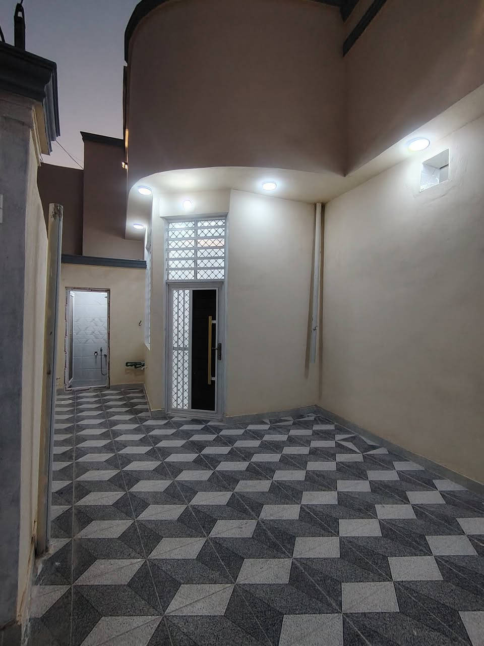 🏡 دار للبيع – حي ميسان |  شارع الشيوخ
📐 المساحة: 185 متر
📍 الموقع: حي ميسان – شارع الشيوخ
📄 الطابو: زراعي – سند 25
🏠 مواصفات الدار:
🛏️ غرفتين نوم
🛋️ استقبال وصالة
🍳 مطبخ
🧱 بناء جديد من الطابوق الجمهوري
🏗️ أساس وسقف صب كونكريت
🚿 حمامات
🌿 حوش
✨ دار بناء جديد، متينة وجاهزة للسكن، وموقعها ممتاز وقريب من الخدمات.
💰 السعر: [سعر 77]
📞 للاستفسار: ***********
#دار_للبيع #بيت_للبيع #حي_ميسان #سكلة_الكرعاوي #عقارات_النجف #النجف
