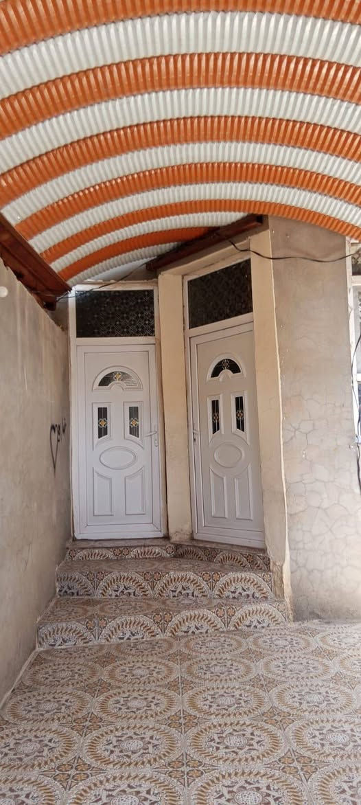 دار للبيع طابو ملك صرف موقع بهرز دواسرمقابل بيت الدفاعي اول بيت مساحه 100متر طابقين يحتوي الاول غرفه ومطبخ واستقبال وصحيات وكراج سياره والثاني غرفه وصحيات مع بيتونه سطح استفسار***********
