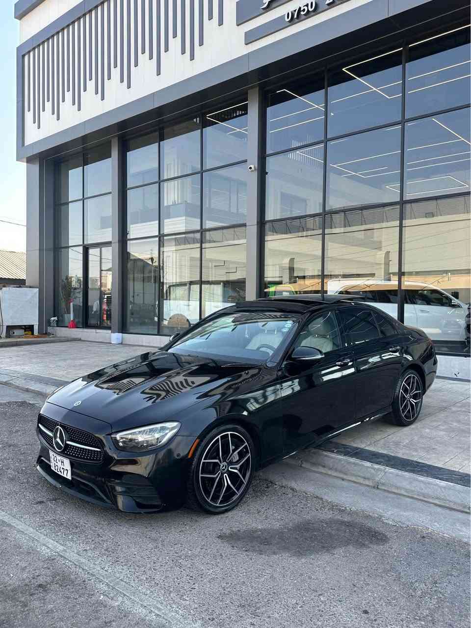 Mercedes E350 AMG 
2021 
30 000mil 
Raqam shansem danaya 👈
2 darkay bellade bastraya 
2 chamlxe peshe boyaxa 
Masafat full 
5 kamera 
Sanduq shaft 
Sama3a bilmster full 
*********** أربيل, العراق
