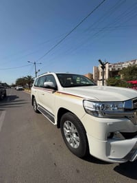 لاندكروز 2017 بريمي اصلي  رقم بغداد وباسمي  ماشي 45 وقابل للزيادة  بيه...