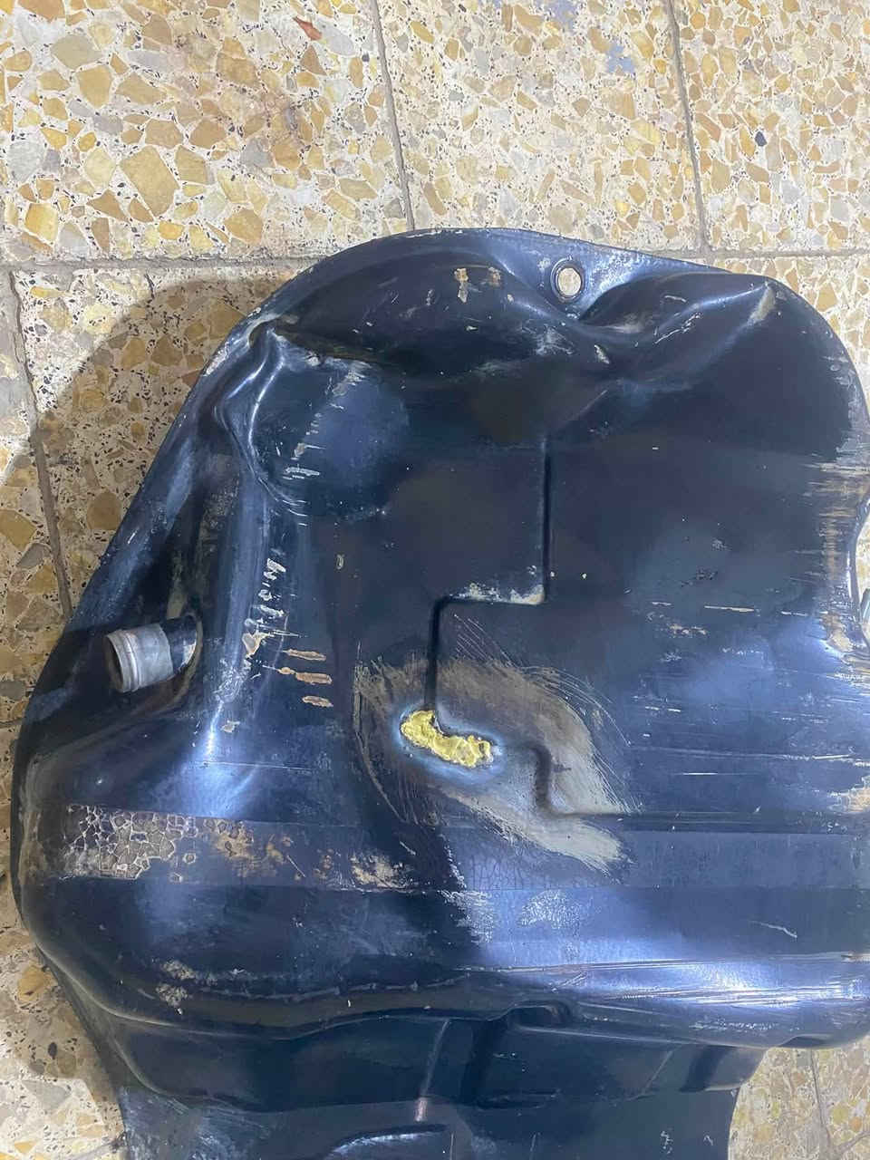 خزان بانزين 
خفاش بلادي بي ثقب وملحوم  لحيم مظبوط وهاي الضربه كدام العين ماكو كل تاثير علي فارغ بدون طوافه ولا فيت بم 
 سعره160 مكاني بغداد مدينه الصدر وبي مجال 
***********
