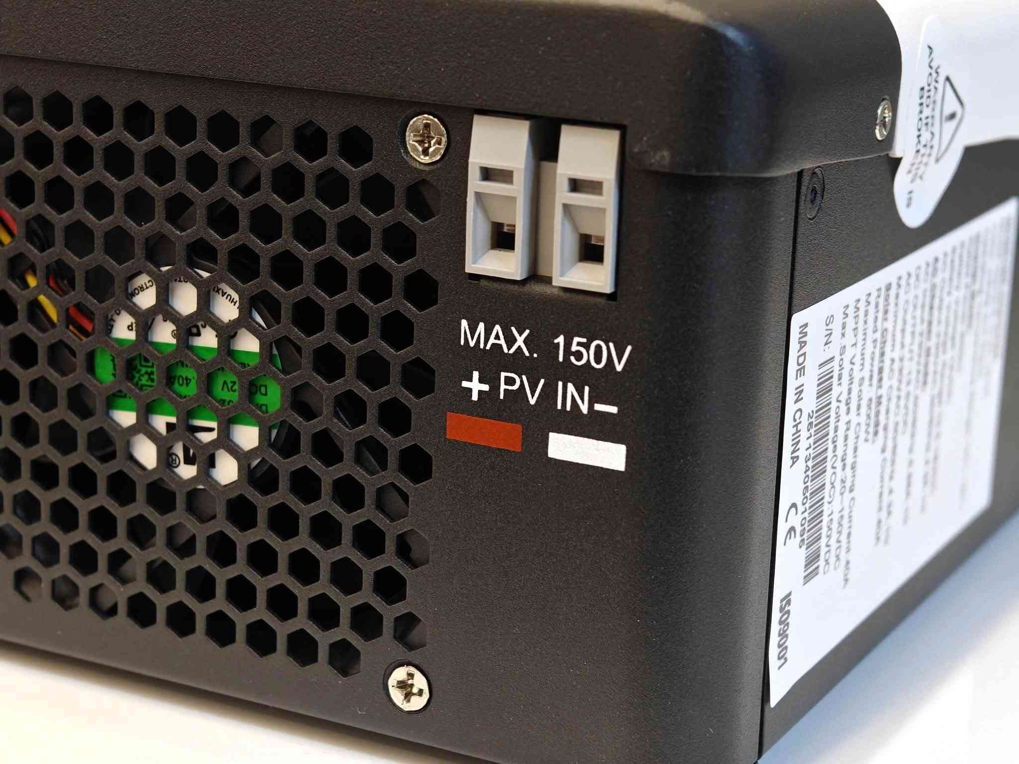 متوفر  SAKO E-SUN 1KVA – 

✅ بدل تعدد الأجهزة والتوصيلات… جهاز واحد يجمع لك المنظومة ويوفر حلاً عملياً ومتكاملاً للبرج.

السعر  180.000 ألف
للحجز والاستفسار واتساب *********** او مراسلة الخاص 

الحل المتكامل لأصحاب الأبراج:

جهاز واحد يجمع الإنفرتر + منظم شحن MPPT + شاحن كهرباء، ويدعم ربط بطارية خارجية 12V + ألواح شمسية + كهرباء وطنية 230V.

🔹 قدرة الإنفرتر: 850W
🔹 يدعم ألواح شمسية حتى 600W
🔹 MPPT مدمج 20–150V DC
🔹 شحن شمسي حتى 40A
🔹 شحن من الكهرباء حتى 40A
🔹 خرج 230V AC لتشغيل أجهزة البرج

