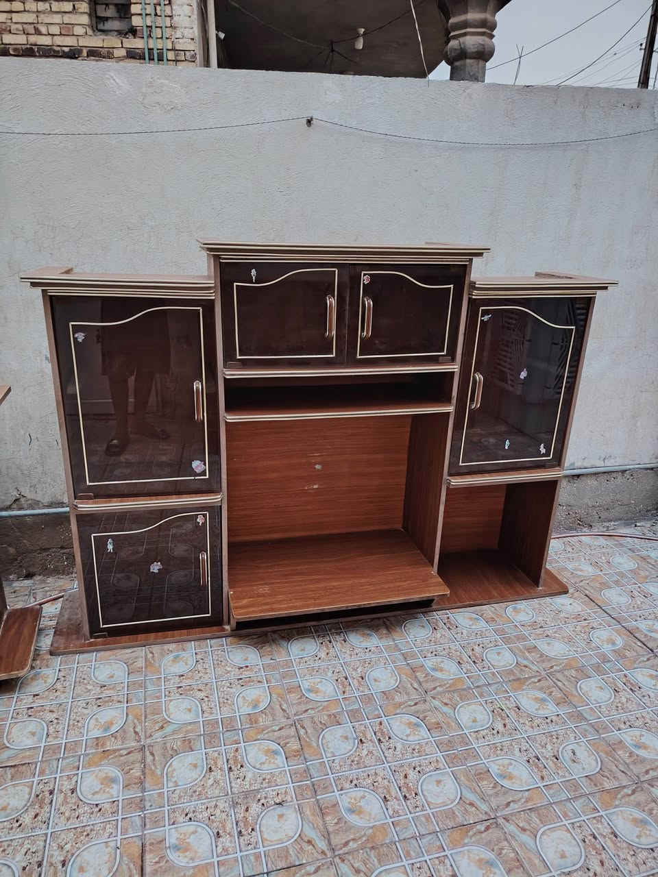 السلام عليكم عندي معرض وبوفيه نظيفات جداً سعر المعرض٣٥ وبي مجال والبوفيه٦٥ وبيهه مجال 
***********
