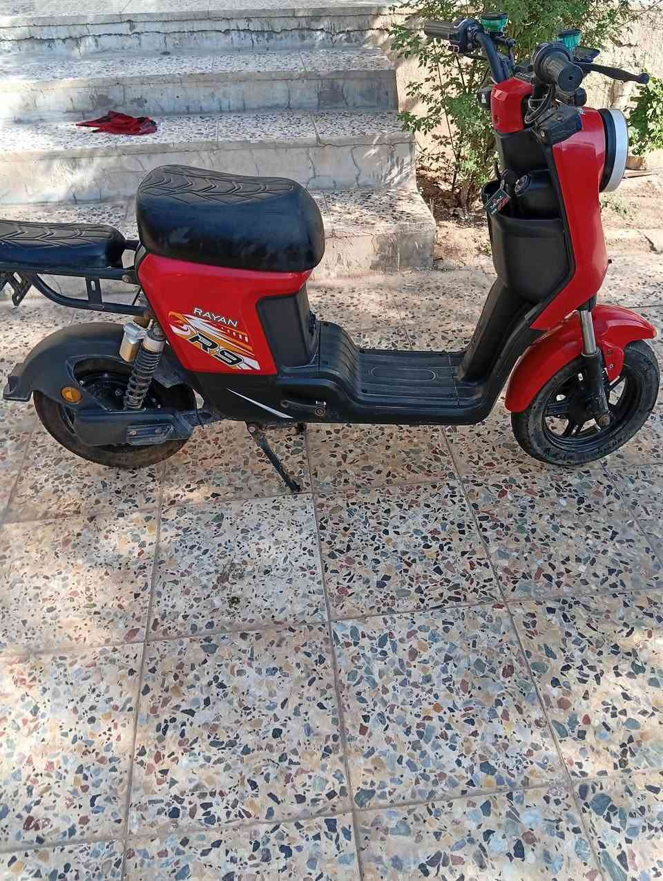 السلام عليكم دراجه R9 2026 عطله بس السكليتر مكطوع دراجه جديده ومامشي بيه هواي الله شاهد بطاريته الاصليه انكسرت وجبتله جديده حت القديمه موجوده سعره 350 وبيه مجال المكان الجزيره التواصل واتساب ***********
