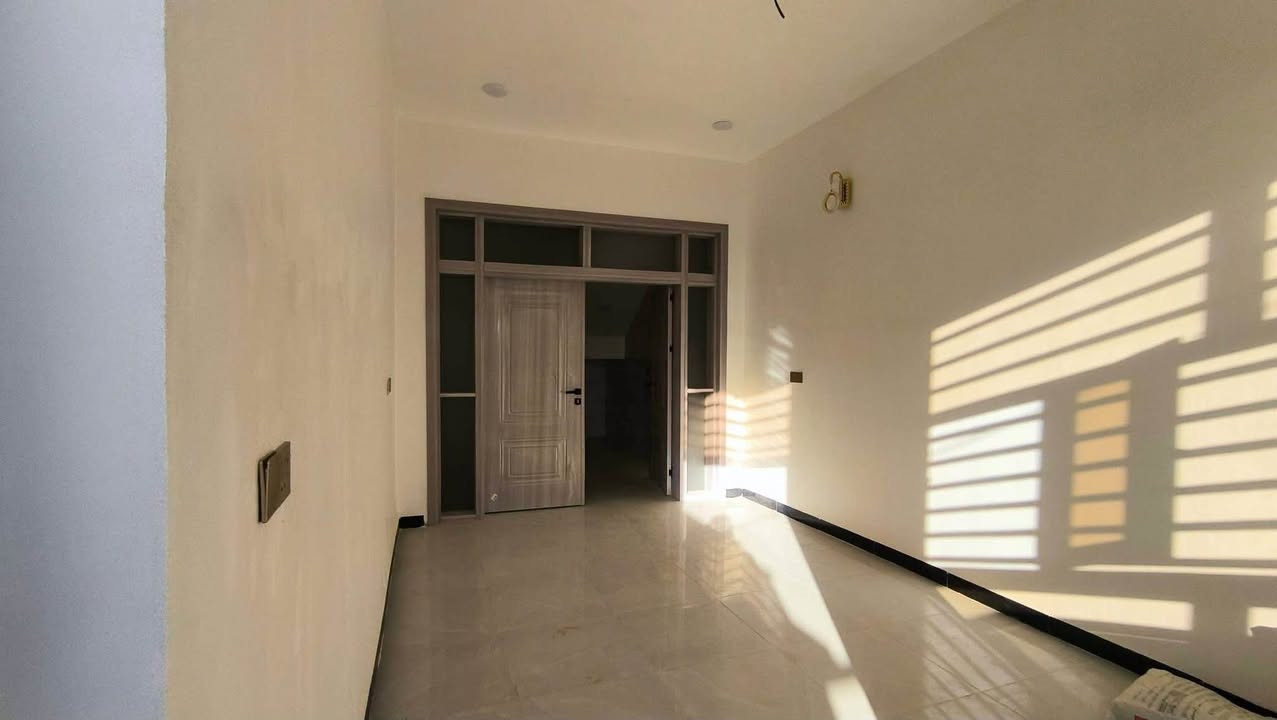 دار للبيع مساحة ١١٥ متر
🏠مواصفات الـدار 

 صالتين 
غرفة نوم عدد 3 
مطبخ 
استقبال 
صحيات داخليه وخارجيه

طـابو صرف بنـاء كونكريت 

بناء حديث غير مسكون جاهز تسليم مفتاح 

📍 عنوان الدار حي الفرات مقابل مدرسة المتميزات الجديده المدرسة الصينية 

للاستفسار اكثر خاص

او الاتصال ***********
