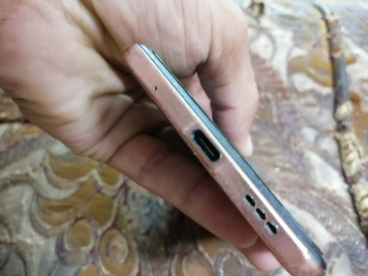 للبيع جهاز ريدمي نوط 10ابرو الجهاز عل كيبل مالو يشحن بس غير كيبل ايشكل ايعوزو تبديل مكان الشحن ***********غير متواجد عل فيس

