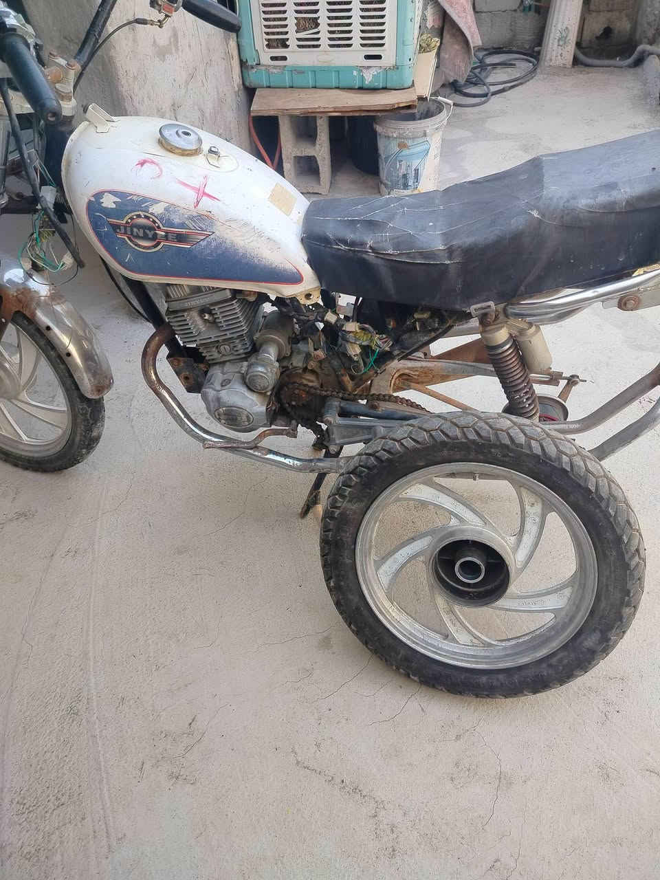 مكلف بلنشر دراجة جني دبل بلك. السعر. 150وبي مجال محرك ما مفتوح. تايرات جدد. يرادله. شغلات بسيطة هذا رقم صاحب الدراجة. خاص ماكو. لان موبايل صرصور. بس اتصال فقط  ‏‪***********‬‏  اوراق كامله
