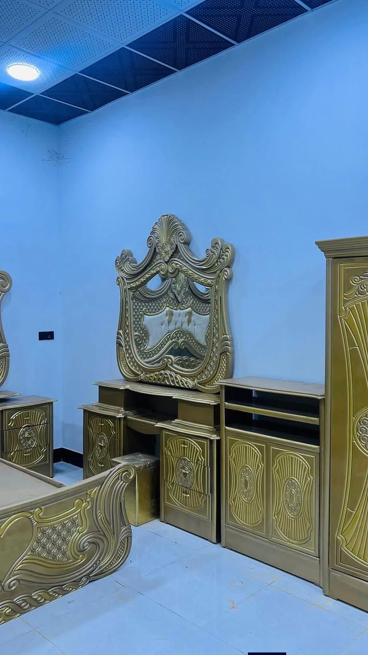 يوجد غرفة نوم توج خشب عراقي ثقيل لون نازك صبغ حراري متكونة من 5قطع هيا ودوشكها السعر 900العنوان الرمانة الاستفسار علرقم ***********
