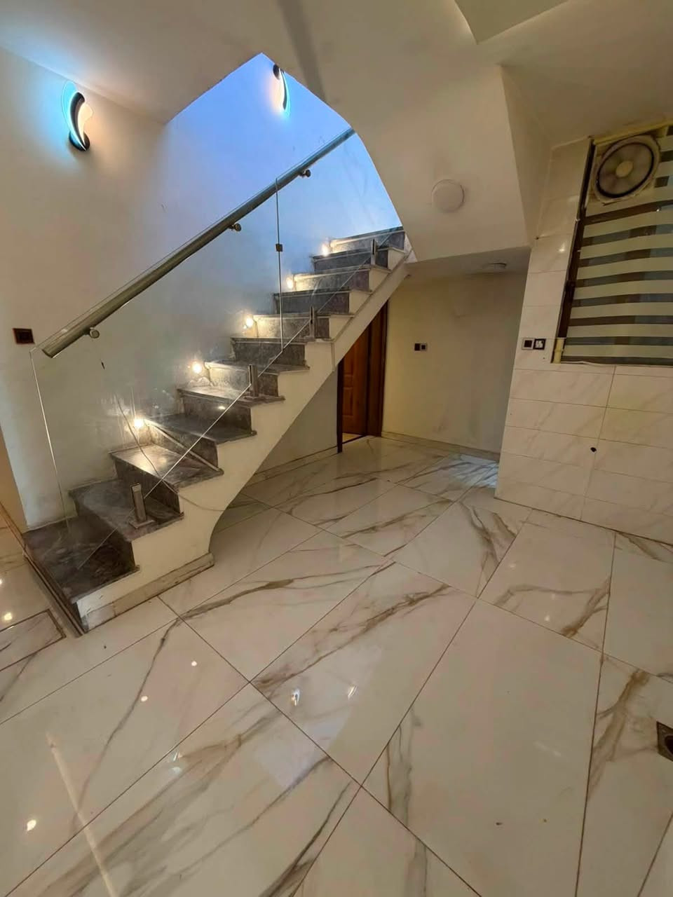 🏠 للإيجار في منطقة السيدية

📐 مساحة 120 متر  
🛏️ 3 غرف نوم  
🛋️ صالة  
🍳 مطبخ  
🚿 مجموعتان صحيات  
🚗 كراج  

✨ البيت يحتاج فقط إلى صبغ.

📍 موقع مميز في منطقة السيدية

🏢 مكتب المصطفى للاستثمار والتطوير العقاري  
📞 ***********

#مكتب_المصطفى #الاستثمار_والتطوير_العقاري #السيدية #بيت_للإيجار #للإيجار #عقارات_بغداد #عقارات_السيدية #بيوت_للإيجار #عقارات_العراق #بغدا
