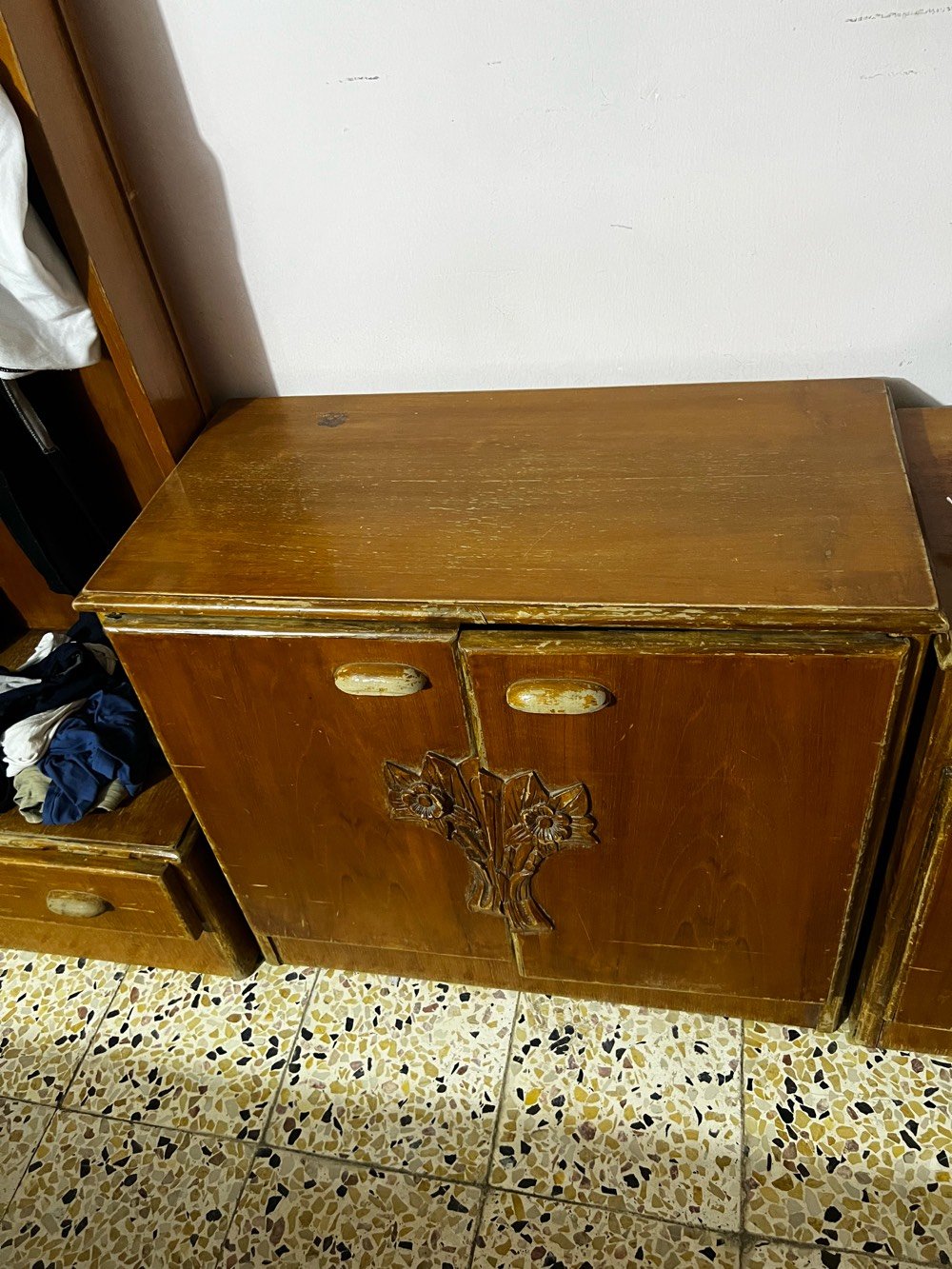غرفت نوم اخشاب مستعمله خشب صاج يحتاجلهة بس صبغ الله شاهد نضيفة السعر 750 بيهة مجال ‭‭***********‬