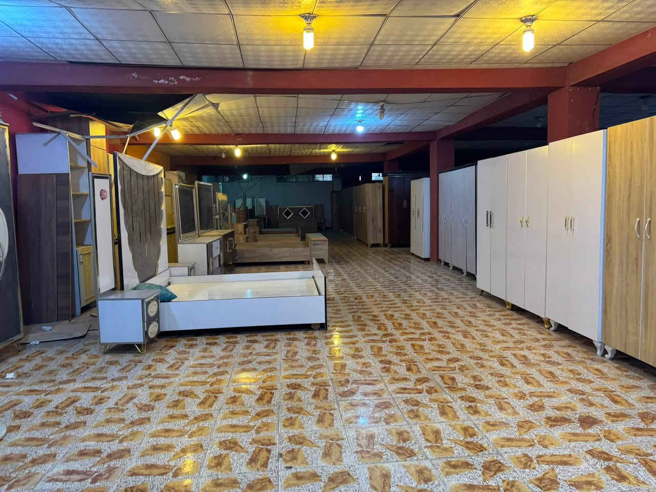 السلام عليكم عمارتين طابو زراعي عل شارع العام مباشر تجاريات خلف البورصه مباشر قرب مجمع سيد الاسعار داخل العلم الواجه الكليه 35 م العمارة الأولى واجهه 14 م نزال 24 طابق ارضي وطابق اول قاعه مفتوحه العماره الثانيه واجهه 21 م  نزال 24  طابق ارضي 
وطابق اول + مشتمل خلف العماره الثانيه 
الثنين وحده بسد وحده نجاريات عل شارع العام 
السعر المطلوب 600 وبي طكه مجال الشراي يتصل ويجي يعاين ويقتنع مكان مميز وراقي ***********
