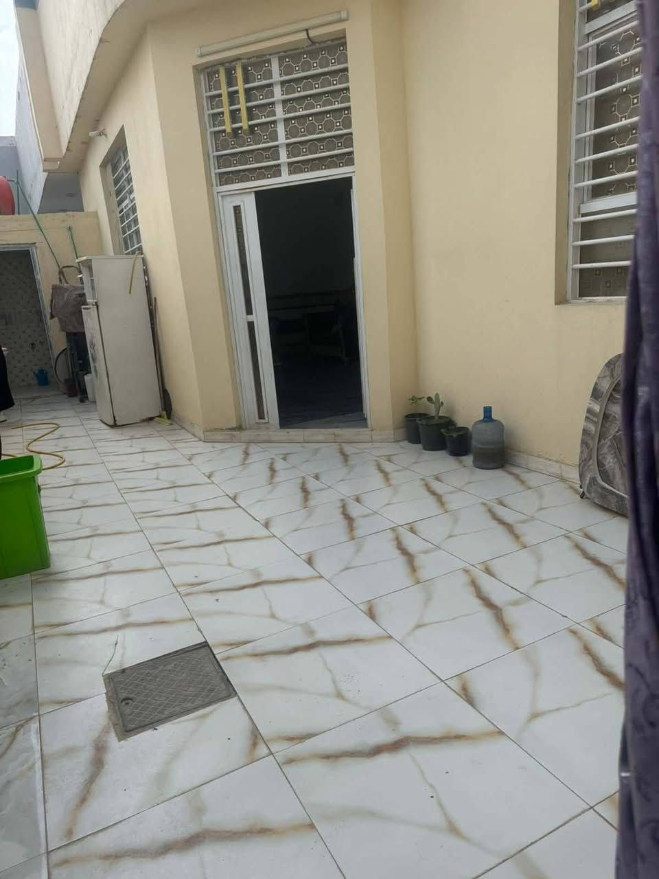 بيت زراعي سند 25 عمود 317  اول متدخل بالبداية مساحته 180م طابقين 
4 غرف نوم   3 منهن سويت 
سعرة 80 وبي مجال
 رقام بي واتساب ***********
