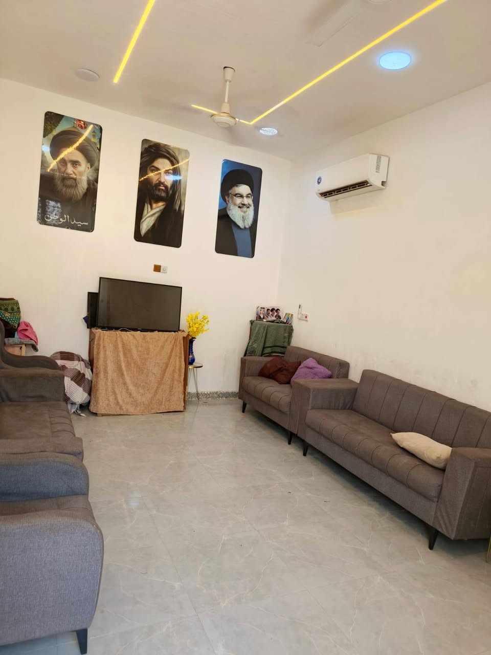 السلام عليكم بيت 210 متر طابو صرف مطلوب مبادره ٤٥ بل يد ٨٥ المبادره تسدد ٢٥٠ الشهر البيت مقسوم نصين غرفتين جوه وغرفه فوك ينباع بيت واحد الان طابو واحد واجه ١١ متر *********** حي العسكري ٢ خلف جامع الحسين شارع الخباطات الصب ٥ بيت عن الشارع الصب
