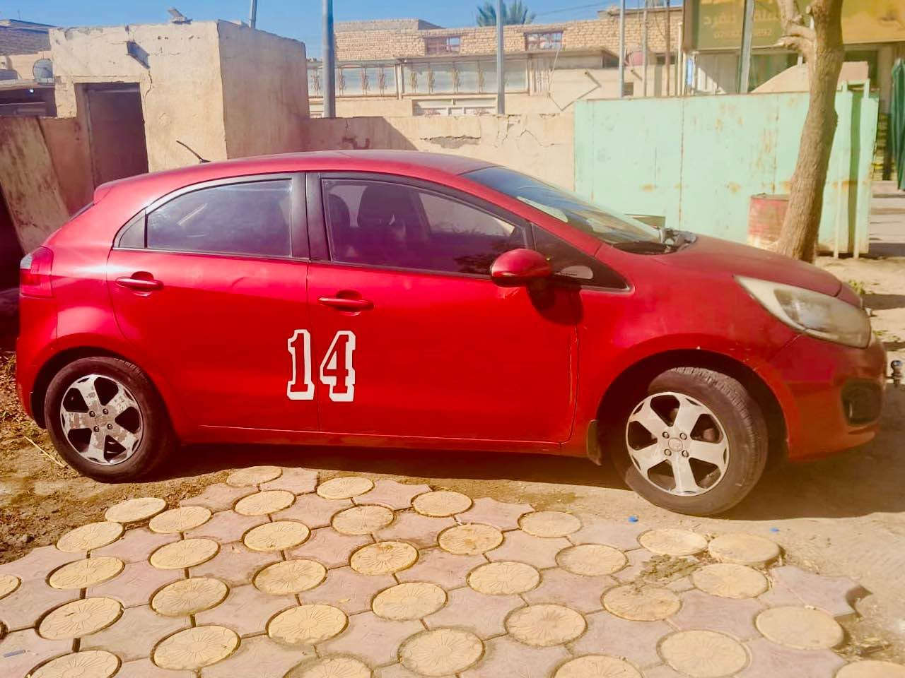 كيا ريو هاشباك ٢٠١٤ خليجي باسمي ذي قار على ادبنه دخلت من الامارات سياره جديده مابيها كل دواخل بيها فقط جراد بسيط وطخه في دعاميه وقطعه وحده فقط فتح ورش جاملغ فقط باقي سياره مابيها شي جديده مواصفات حلوه وشاشه كبيره وتحكمات المكان الناصريه  لون ماروني دواخلها حلوه سياره جاهزه من كلشي مابيها نقص بس دعاميه شويه طخات بسيطه تكحيل تتعالج  الشراي يتصل هاي كل تفاصيل وين ماتريد تفحص الك بلخدمه 
السعر ٩٩ بيه بسيط وحياكم 
*********** ناصرية, ذي قار

نص مكتوب في الصور:
- 14