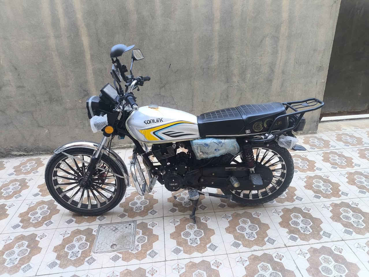 دراجه ايراني خمسه كير محرك 200 موديل 2025 محرك شرط الفحص سعر 800 بيه مجال مكاني فلوجه  تواصل معي ***********
