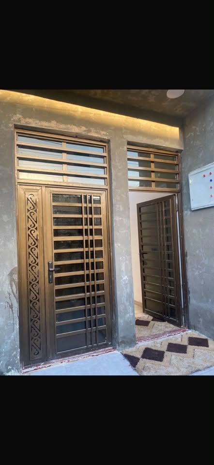 السلام عليكم بيت للبيع المساحة ١١٥ متر طابو زراعي سند ٢٥
يتكون من طابقين 

بناء حديث ٢٠٢٦

مدخلين طرمة واستقبال وصالة كبيرة وغرفة نوم وترك وصحيات عدد٢ 

الطابق الثاني غرفة مع صالة كبيرة مع سطح 

العنوان العريفية قرب اسواق الجنة 

للاستفسار الاتصال ع الرقم 

***********

0787756041
