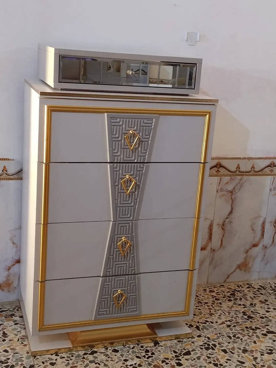 السلام عليكم غرفه تركيه 12 قطعه نظيفه للبيع سعر 650 وبيها مجال قليل عنوان بغداد الحسينيه الراشديه ***********
