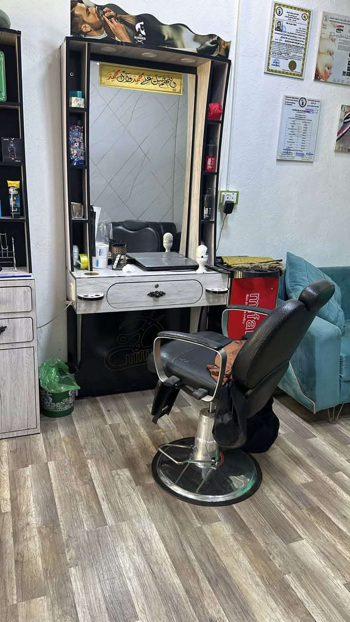 حل حلاقه لبيع لمحتاج شي يتواصل فاترينات كراسي مرايات كامل مكمل ***********
