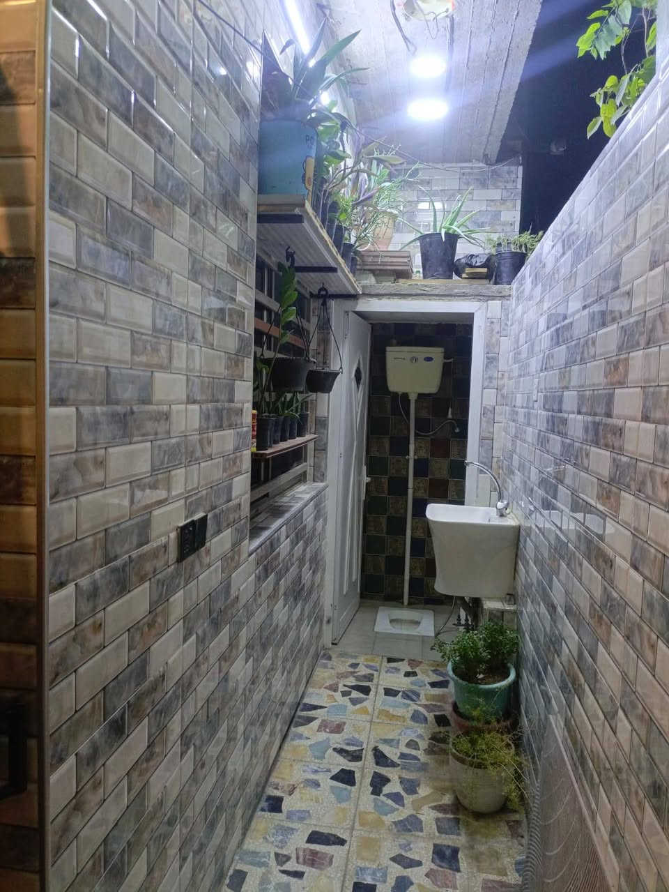 بيت للبيع طابق واحد مساحه 100متر واجه ٧ونزال ١٤يحتوي على طارمه وحمام خارجي وداخلي واستقبال وحولي وغرفة ومنور العنوان الخطيب الزراعي شارع خوله بفرع اسواق عبودي الفرع البصفه للاستفسار الاتصال على الرقم التالي ‏‪***********‬‏
