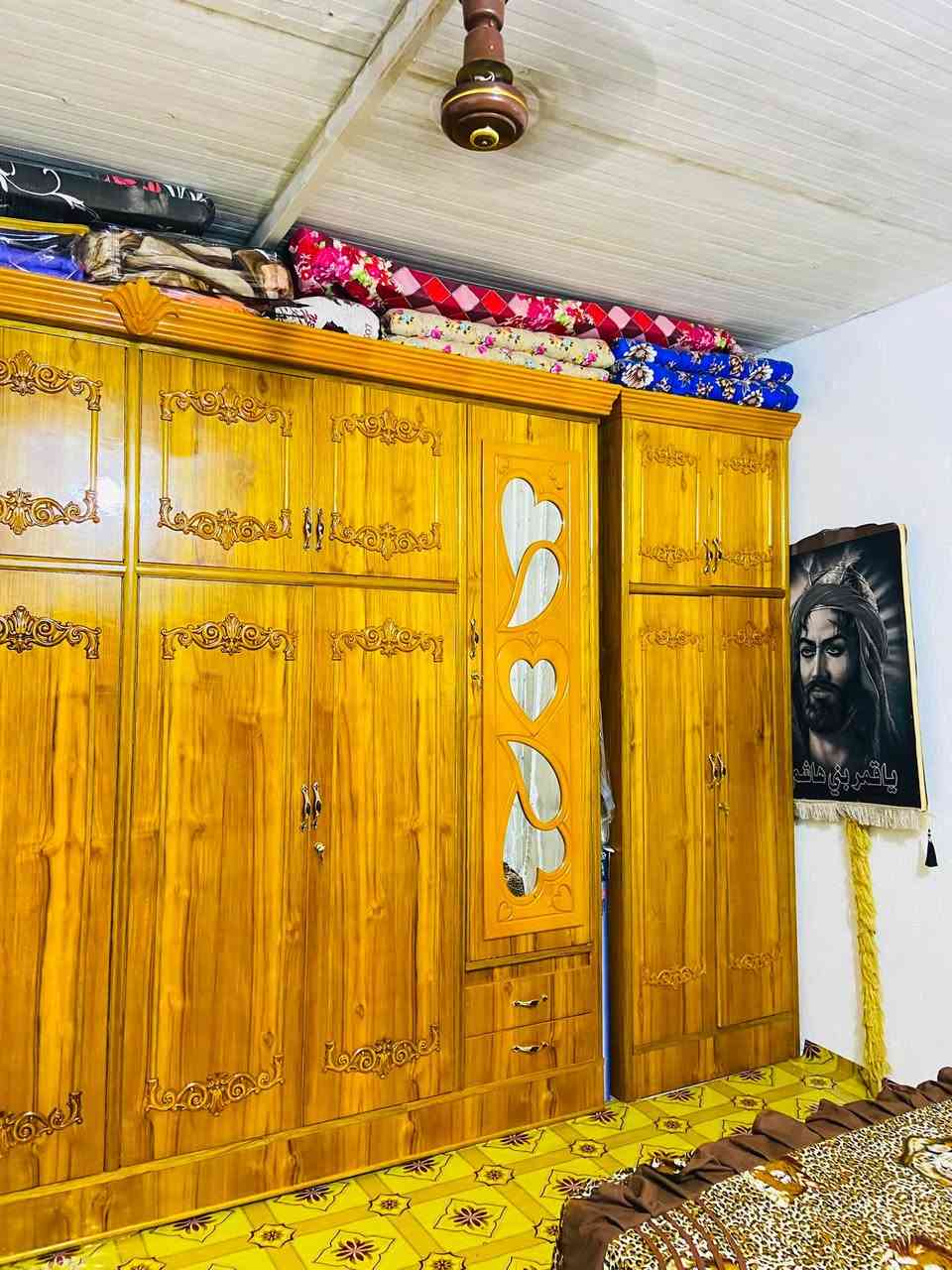 السلام عليكم 
غرفة خشاب 
البيع مستخدمه ٤اشهر جديده بل باكيت شخط ما بيه نضيفه ومن تجي شوف بعد احله لن تصور ظالمه والله اخذته 1200 سعره وهسه ماعرف ابن حلال شكد ينطي بيه القرفه ٨قطع  
 العنوان واسط الحفريه استفسار اتصل تفاصيل ***********
