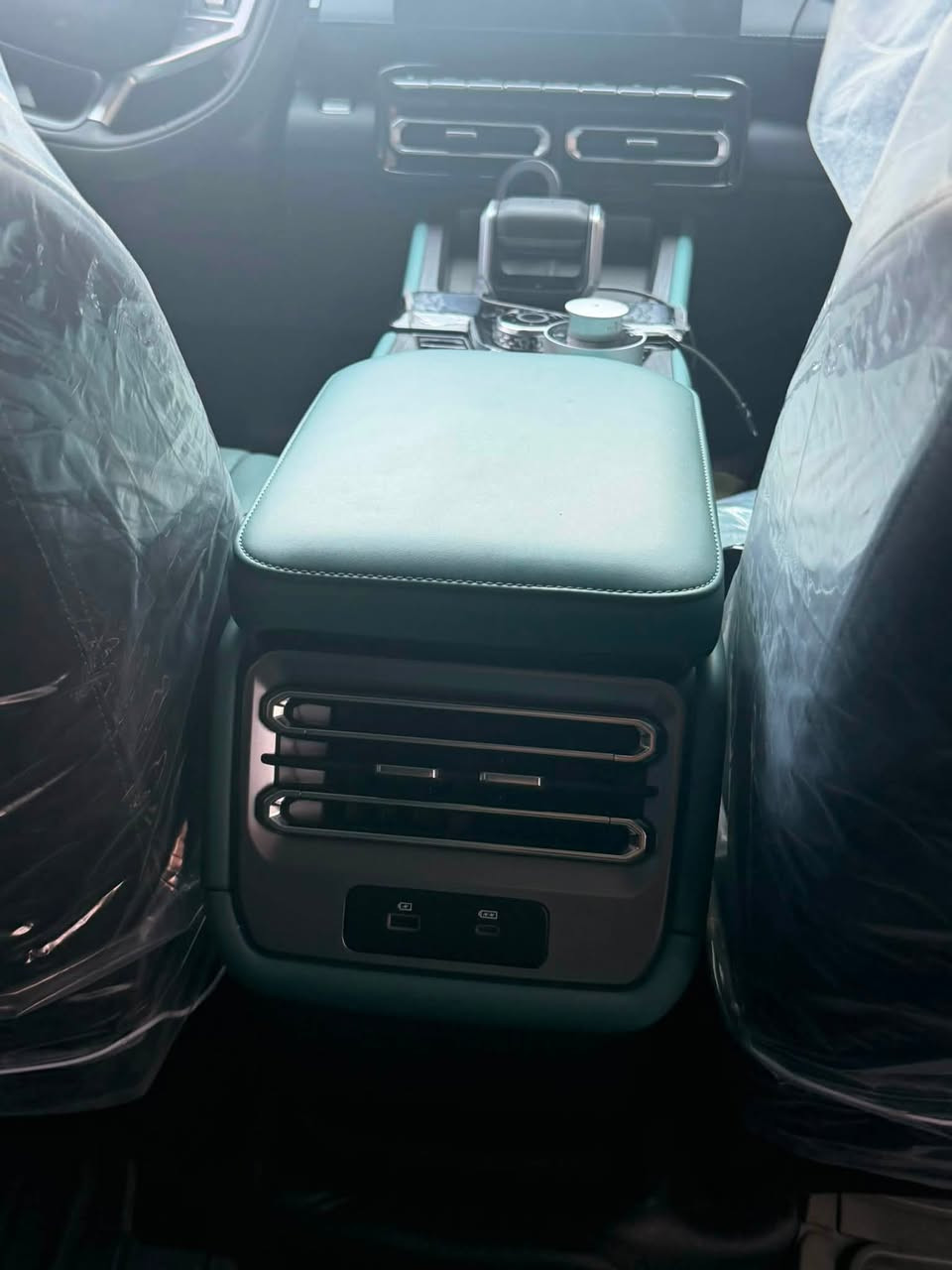 🚙 جيتور T1 Comfort موديل 2026
⚙️ المواصفات:
✅ محرك 2.0 لتر تيربو (4 سلندر)
✅ قوة 254 حصان
✅ ناقل حركة أوتوماتيك 8 سرعات (8AT)
✅ عزم دوران 390 نيوتن.متر
✅ سعة خزان الوقود 70 لتر
✅ تسارع 0 - 100 كم/س خلال 8.6 ثانية
✅ سرعة قصوى 180 كم/س
✅ 5 مقاعد رحبة ومريحة
✅ شاشة وسطية 12.8 إنش
✅ شاشة عدادات رقمية
✅ دعم Apple CarPlay وAndroid Auto
✅ شاحن لاسلكي للهواتف
✅ كاميرات محيطية 360°
✅ حساسات خلفية
✅ مقاعد جلد مع تحكم كهربائي للمقاعد الأمامية
✅ تشغيل بالبصمة ودخول ذكي
✅ مثبت سرعة
✅ أنظمة أمان متعددة

السياره ماشيه 3500كم
السعر 34مليون 
للأستفسار 
***********
***********
العنوان النجف الاشرف رقم بغداد بأسمي
