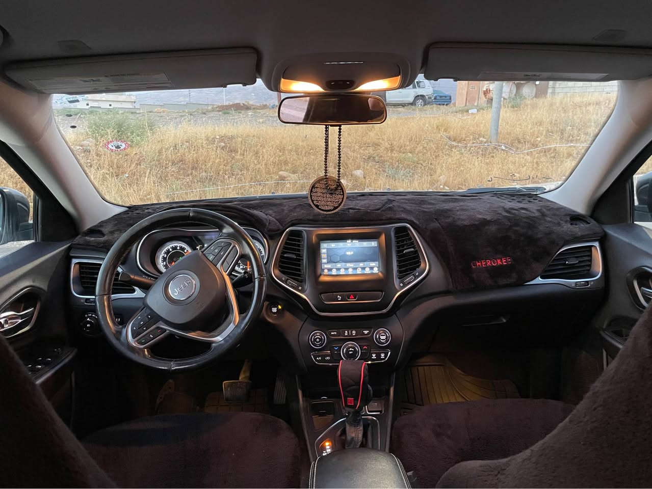 jeep cherokee 2019 
جێب چیرۆکی 
فولە بەس سڵاید نییە 
دوو پارچەی بۆیاخە بە شەرتی فەحس و سۆنەر 
ڕەقەم هەولێر ، ڕەقەم و سەنەوی و هەزەی تازەیە و بە ناوی خۆمانە 
مەکینەی کراوەتەوە بەڵام گێڕ و مەکینە بە شەرت 
بێ مەسرەف و نوقسانی 
سعری ١١٣ و کەمێک معامەلە 
*********** السليمانية, العراق
