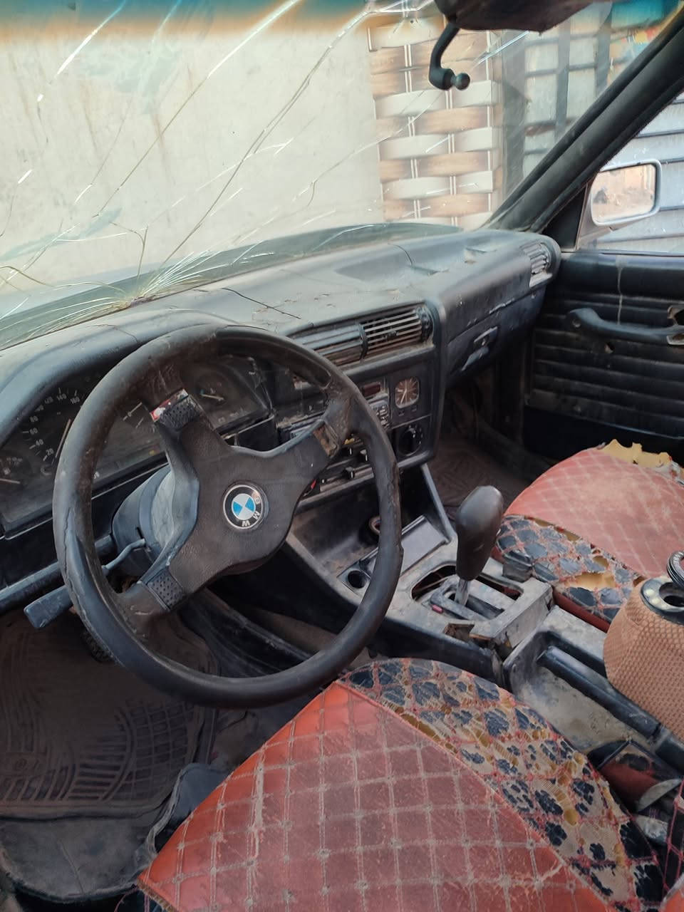 السلام عليكم سياره BM زعره للبيع او المراوس جاهزه شغاله مكينه وكير ونجي ***********
