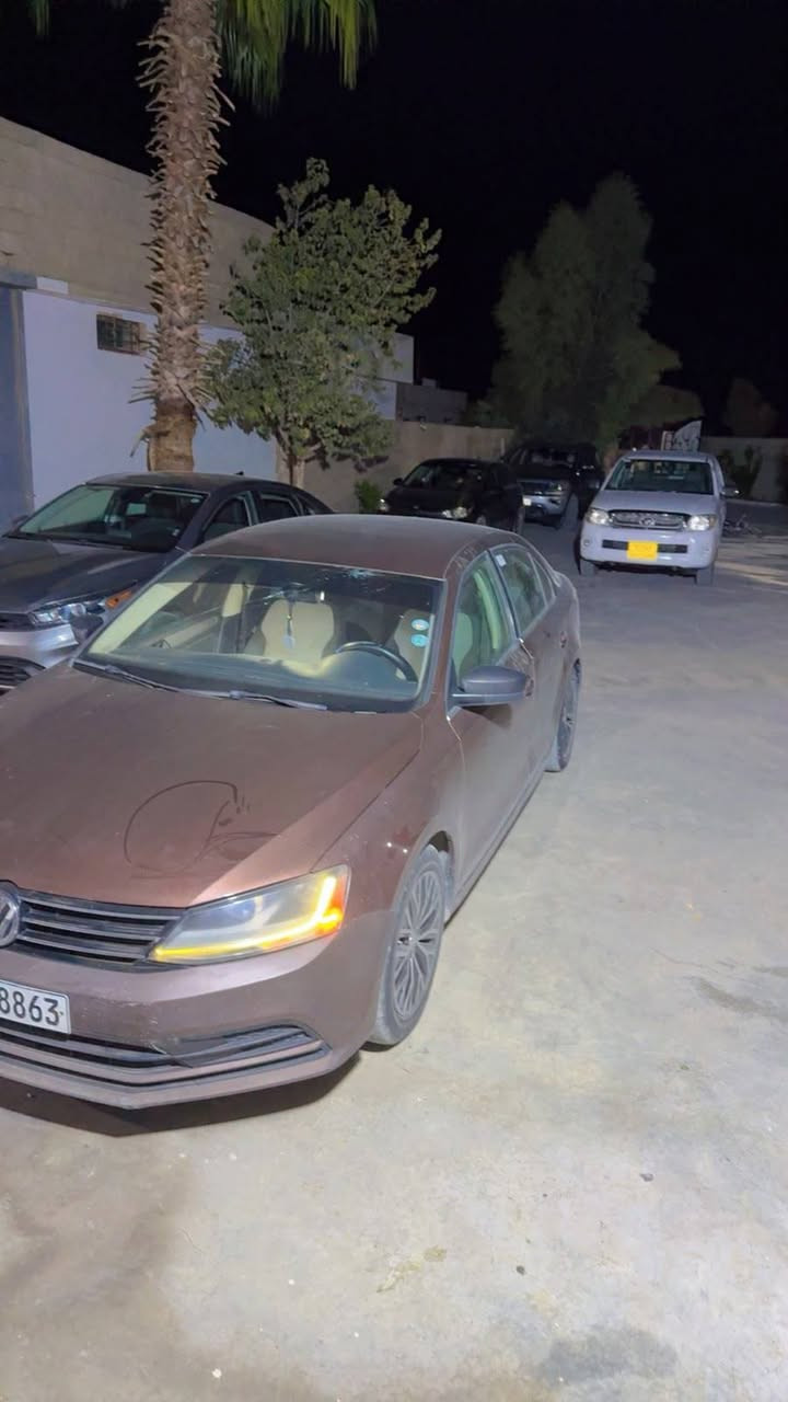 جيتا موديل 17 بيع مستعجل سعر ٩٢ورقة قفل 
محرك ١٤٠٠توربو 
وارد امريكي 
لون مميز قهوائي 
بيعة قطعتين صبغ  وبارد  
مواصفات عادية 
بلوتوث 
تحكم ستيرن صفحتين
كروز سرعة 
مانع انزلاق 
بيع مستعجل 
مكاني بغداد اليرموك 
***********

نص مكتوب في الصور:
- المدعة