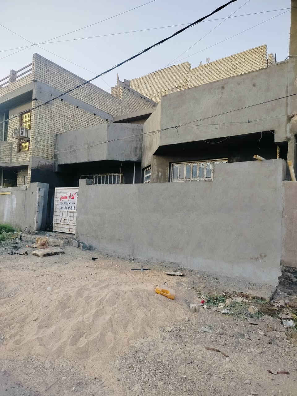 السلام عليكم بيت للبيع مساحه 100 متر مربع واجهه 10نزال 10 قريب شارع العام خلف مطعم حجي حسن استفسار ***********
