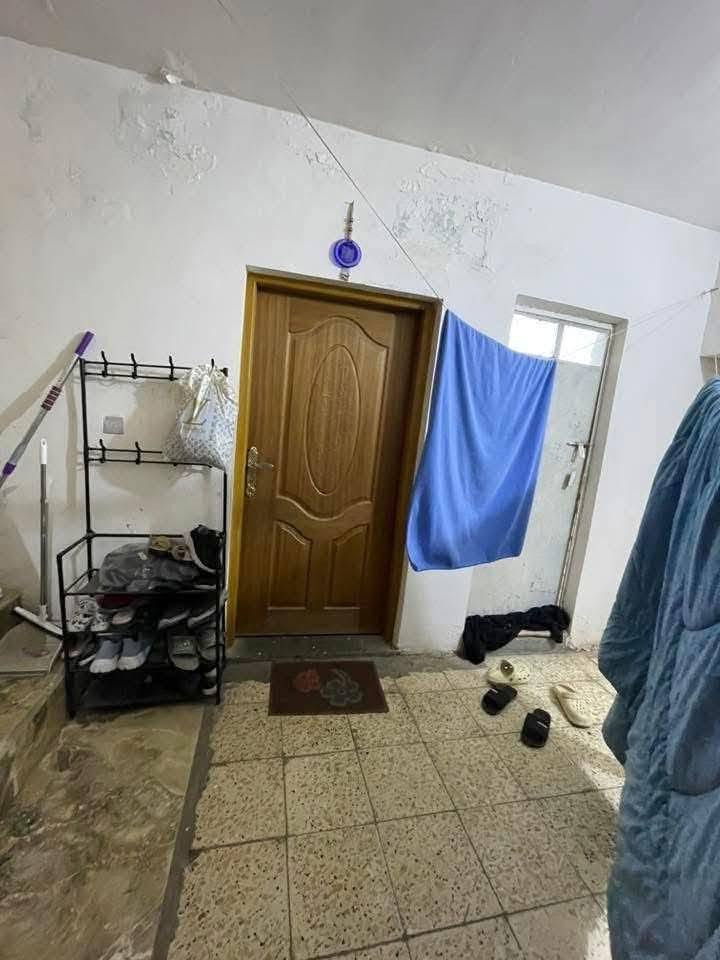 السلام عليكم 
بيت ركن للبيع 100 متر في السند واقع حال 120 
في منطقة المخابرات محلة 227 بالفرع مال مجمع الشهد سابقا حاليا مدرسة الابداع .
تفاصيل البيت// الطابق الاول// استقبال ومطبخ وغرفتين نوم وحمام وتواليت خارجية وداخلية 
الطابق الثاني//  3 غرف نوم وحمام وتواليت مشترك وسطح تكدر تسوي غرفة رابع بالطابق الثاني 

مجموع 5 غرف نوم والسادسة تكدر تبنيها حاليا صايرة سطح واستقبال ومطبخ وحمام تواليت خارجية وداخلية  
السعر 120 وبي مجال بسيط للشراي
للاستفسار على الرقم ***********
