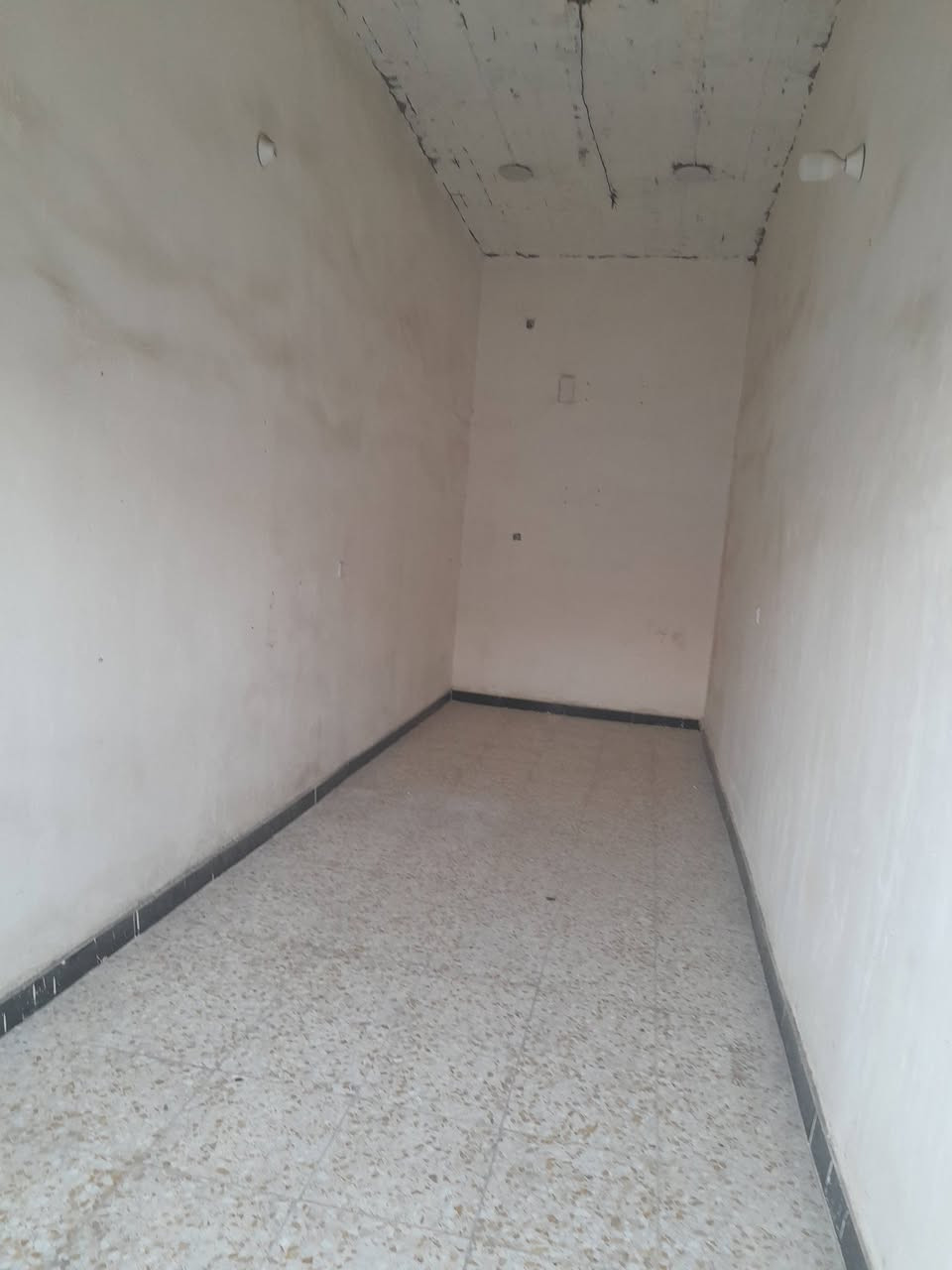 محل للايجار في بغداد مدينة الصدر قطاع 27 في شارع السفارة مقابل قطاع 28 النزال 8 والعرض ٢.٥٠٠ الارتفاع ٤مترات 
للإستفسار الرقم ***********

